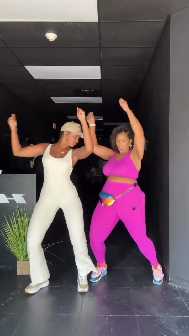 💞 sister sister! Had to hop on the #itdependschallenge with my sis because whenever we link up it’s a dance off! 💃🏾 what a way to wrap line dance class 
What dances do you wanna see next? 
 
@olaynoel @olaynoel  #noelsisters