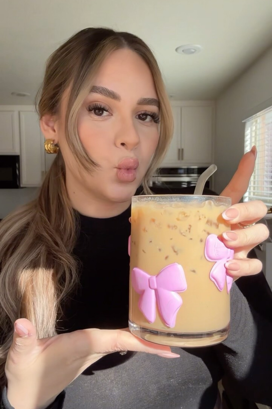 I can’t get over my honey latte 🫶🏻🍯

Using @monin_usa honey syrup

#morningcafecito #morningcoffee #icedcoffee #viralcoffee #lifestyleblogger #aesthetic #coffeeblogger #lasvegasblogger #lasvegascoffeeblogger