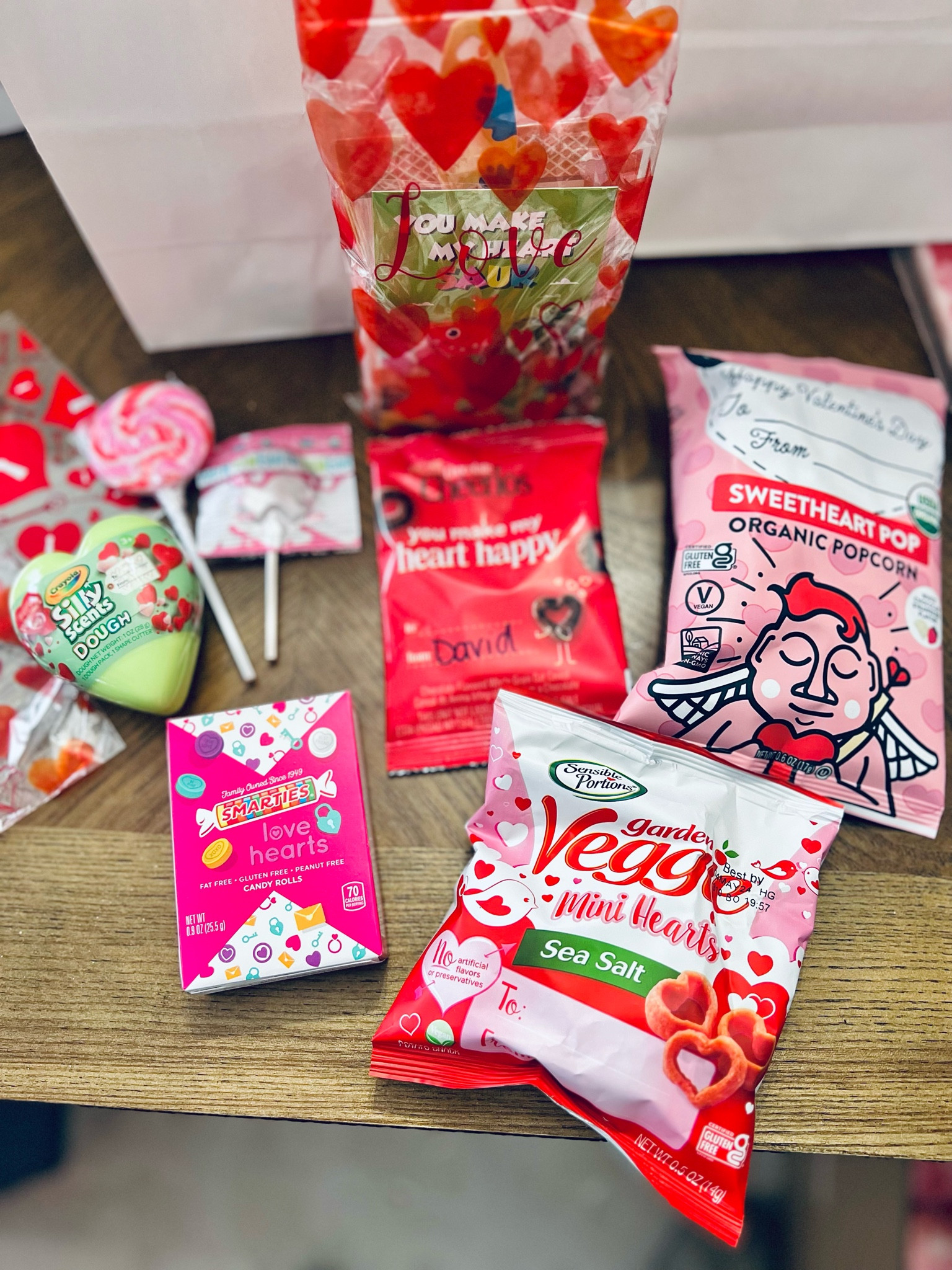 Valentine’s Day goody bag inspiration 💘🍭🍫

#goodybags #classroomgoodies #valentinesday #valentinesdaycards #valentinesdaytreats 

#LTKparties #LTKkids #LTKGiftGuide