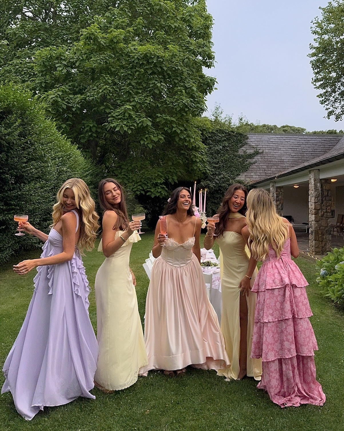 Fridays are for the girls 💐💖✨ What are you up to this weekend?! After a full week of travel, chaos and work I’m finally home & will be spending the weekend gardening & relaxing 😌