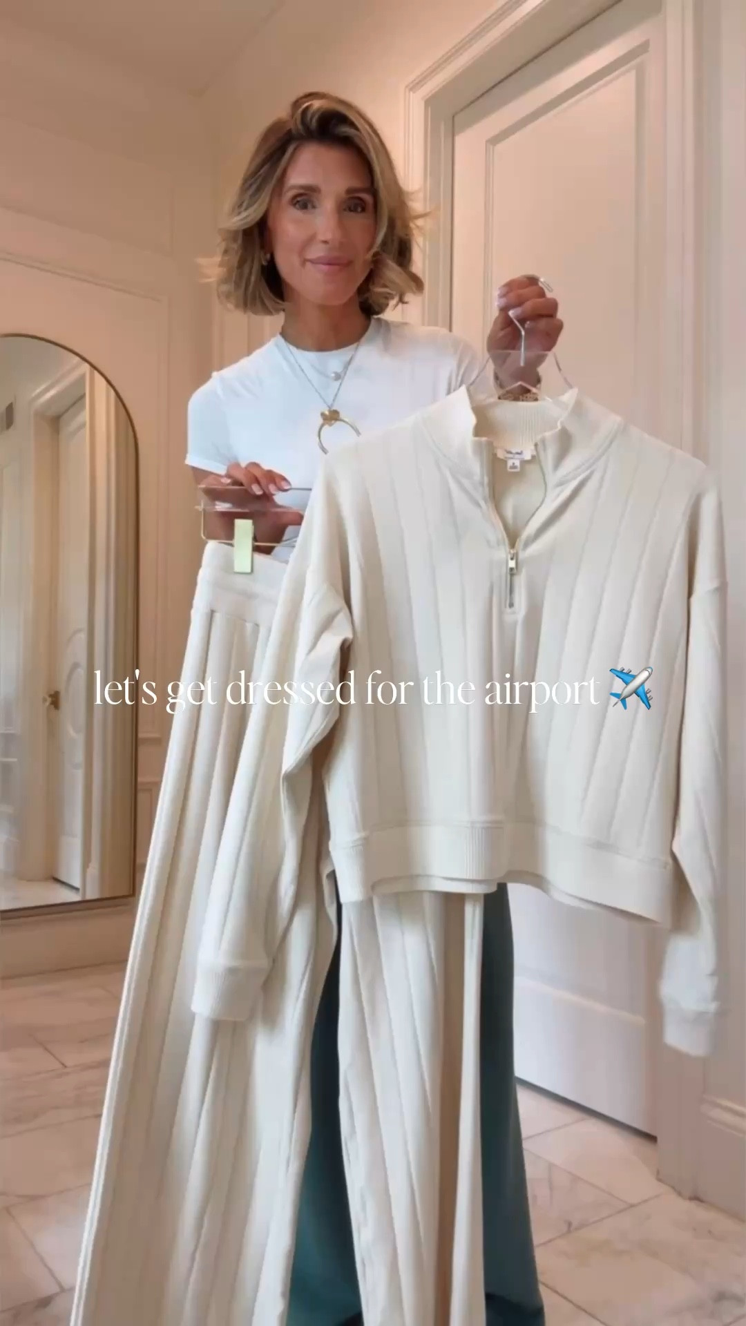 Elevated lounge set you’ll live in ✨
Perfect for travel days, working from home, coffee runs, or busy mom days when you still want to feel put together. Soft, comfortable, and easy to style with sneakers or slides.

I'm 5'7 wearing size small in too and xs in bottoms 