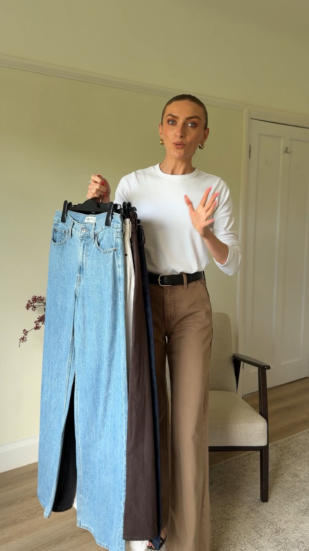 The best wide leg jeans! I wear the 25 Long to wear with heels and the 25 reg to wear with flats, I’m 5ft 6 
I wear a small in the Uniqlo long sleeve T-shirt
