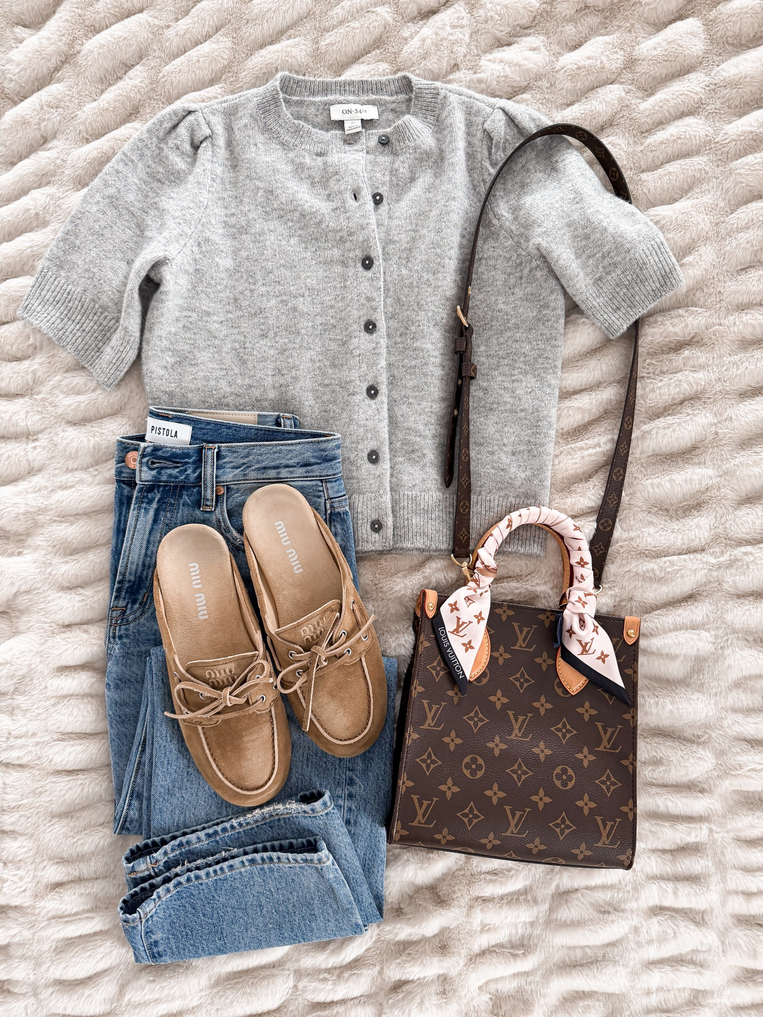 Classic neutrals I’ll wear on repeat. Cozy, chic, and easy 🤍 🔗⬇️

#LTKOver40 #LTKValentine #LTKootd