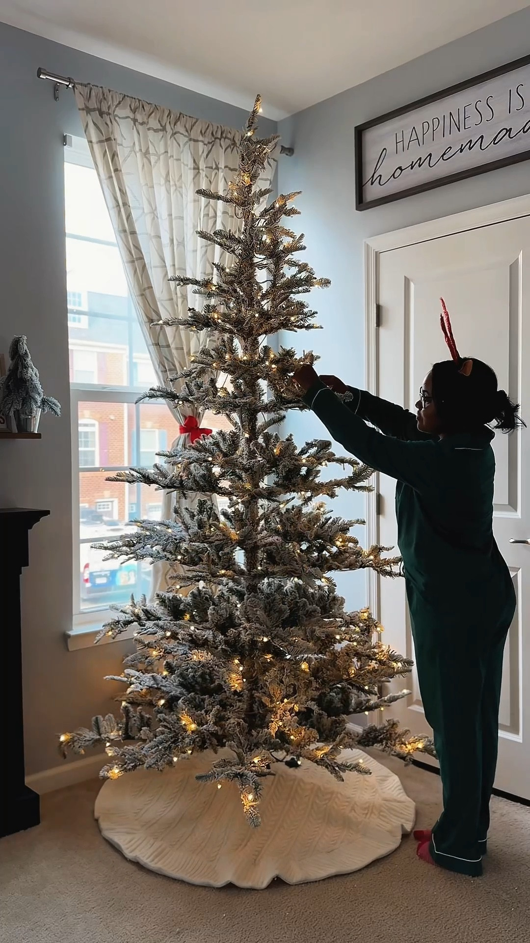 Cozy Christmas officially starts here 🌲✨ #ChristmasHomeDecor
#HolidayStyle
#TreeDecor

#LTKHome #LTKSeasonal #LTKootd