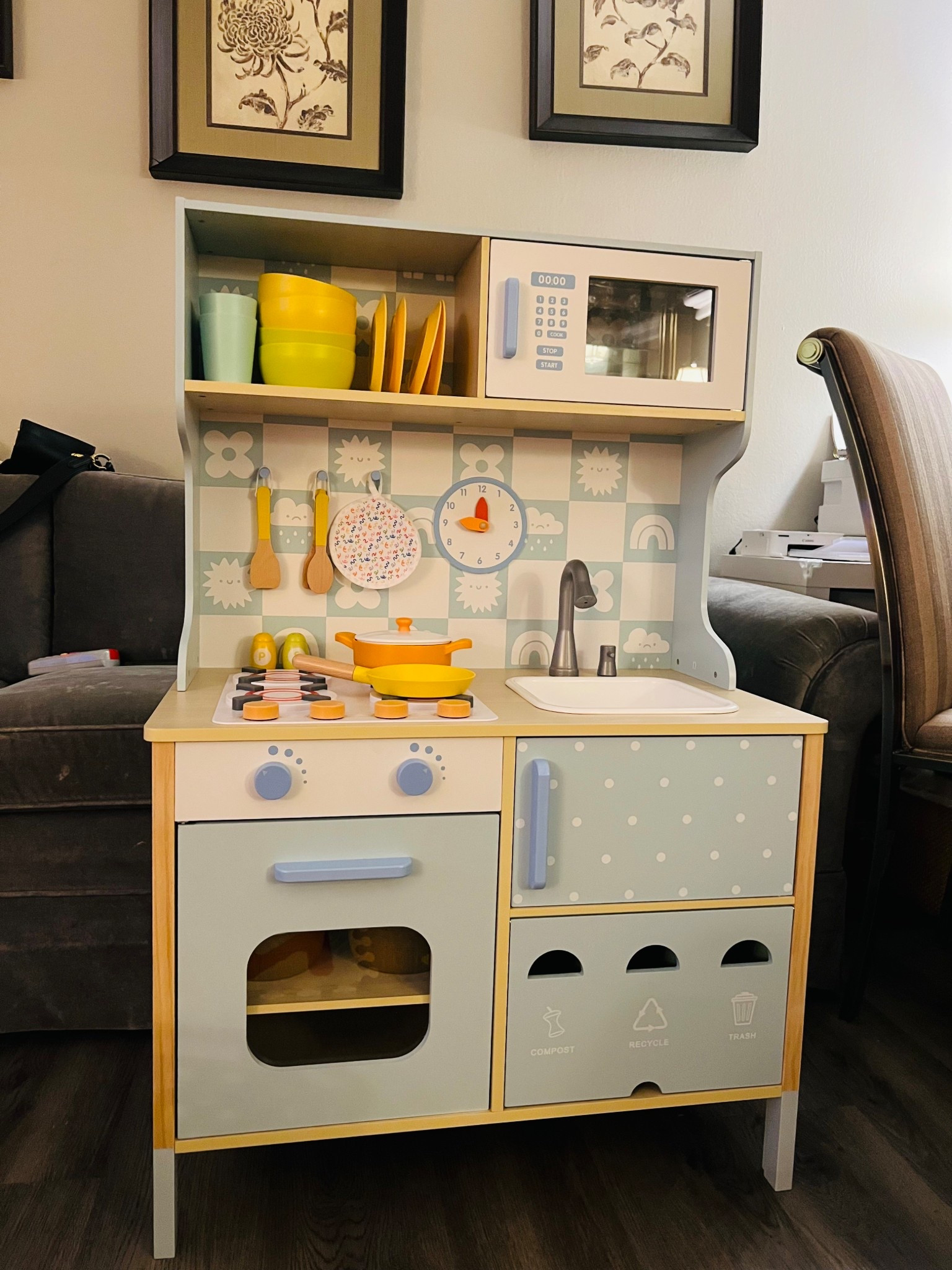 Isn’t this the cutest kitchen for the little ones!! 😍👩‍🍳🌸 

#LTKFamily #LTKKids #LTKGiftGuide