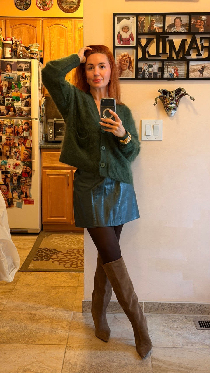 Люблю поєднання текстур, коли кожна деталь звучить м’яко, але впевнено 🤎
Шкіряна спідниця Zara, кашеміровий кардиган Naked Cashmere, прикраси Revolve і теплі чоботи — формула осіннього затишку з ноткою розкоші.

осінній стиль, елегантність, Zara, Naked Cashmere, Revolve, жіночність, стильний образ, effortless chic, мода, натхнення

#осіннійстиль #жіночність #ZaraLook #NakedCashmere #RevolveJewelry #ootd #fallfashion #timelessstyle #minimalchic #casualelegance #українськийконтент #styleinspo #fashionmuse #falloutfit