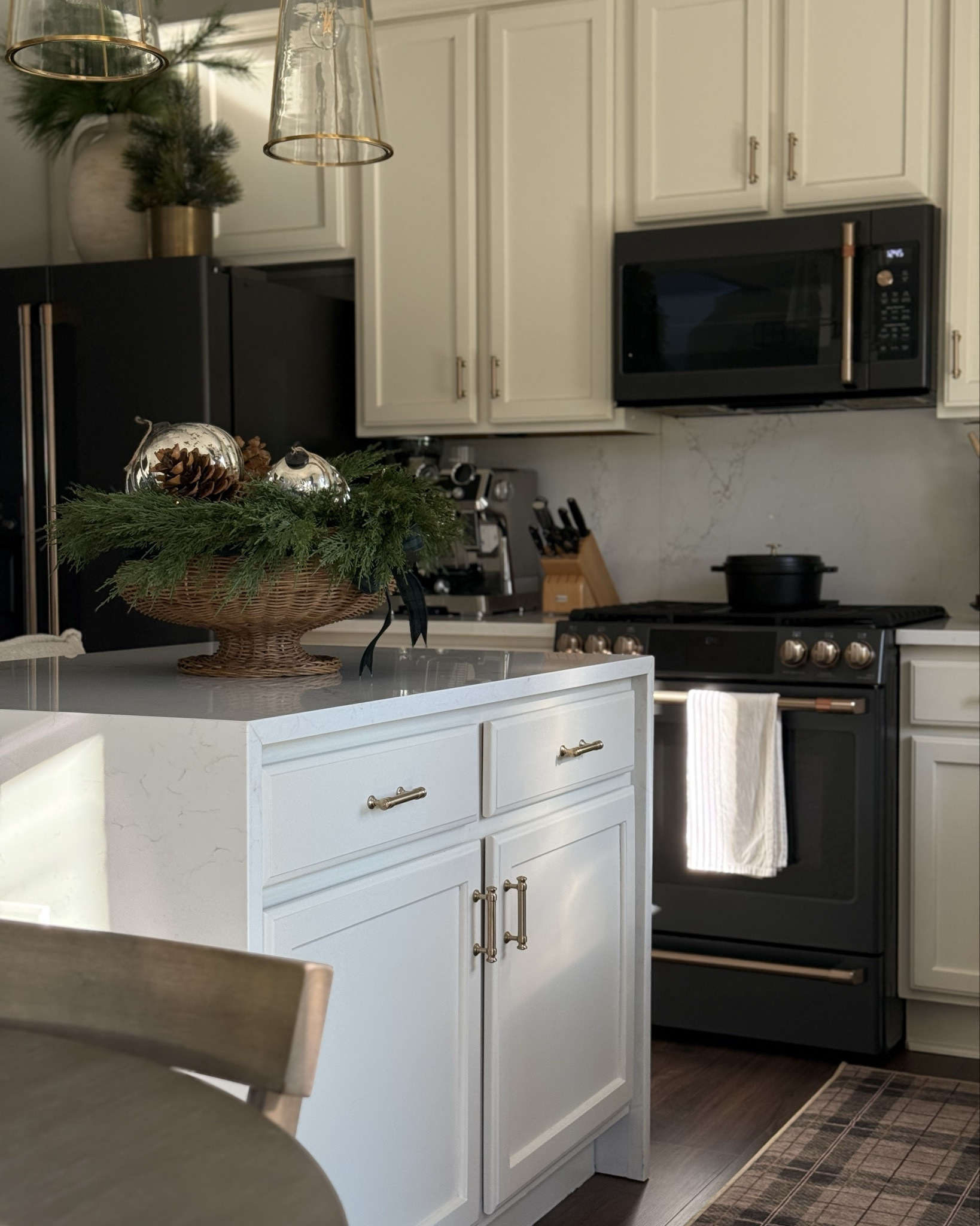 Christmas in the kitchen 2025

#LTKFindsUnder100 #LTKHome #LTKHoliday