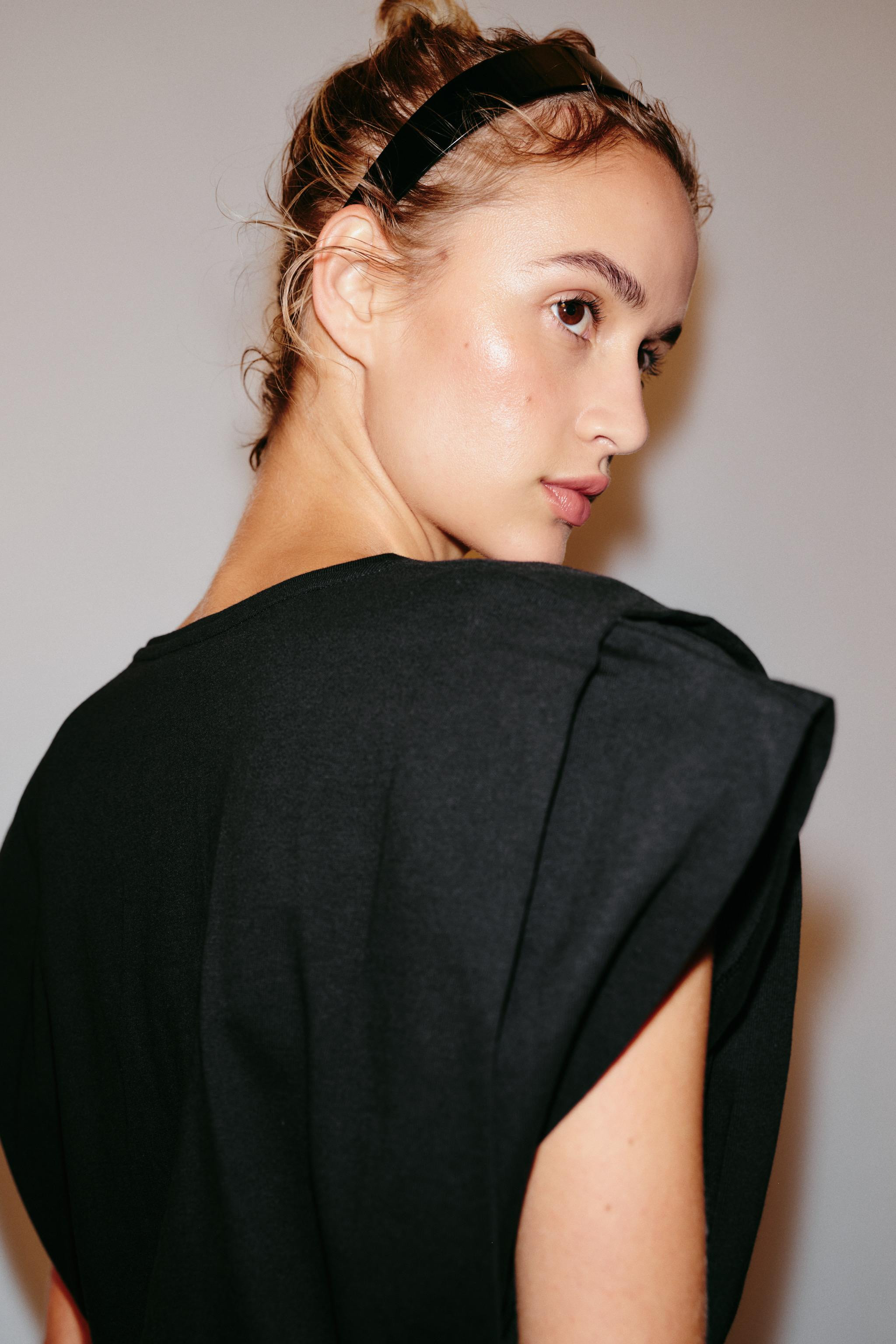 T-SHIRT EN COTON \u00c0 COL EN V | Zara US