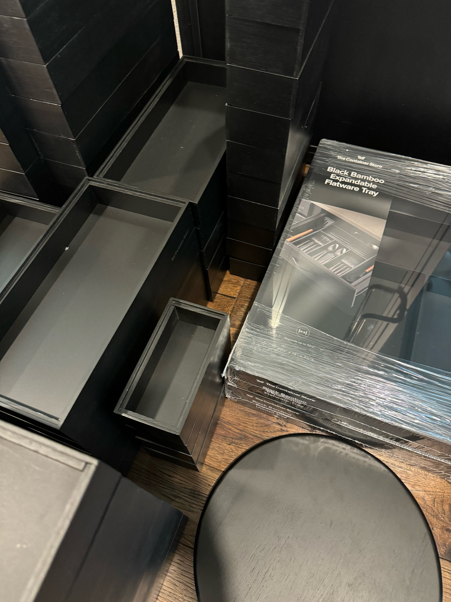 These new sleep black drawer organizers are long overdue. The contrast with white Oak looks amazing as well as painted drawers. It’s a great upgrade for your kitchen drawer organization.. #KitchenOrganization #KitchenDrawersPantryOrganization #DrawerOrganization #BlackKitchens #WhiteOakKitchens