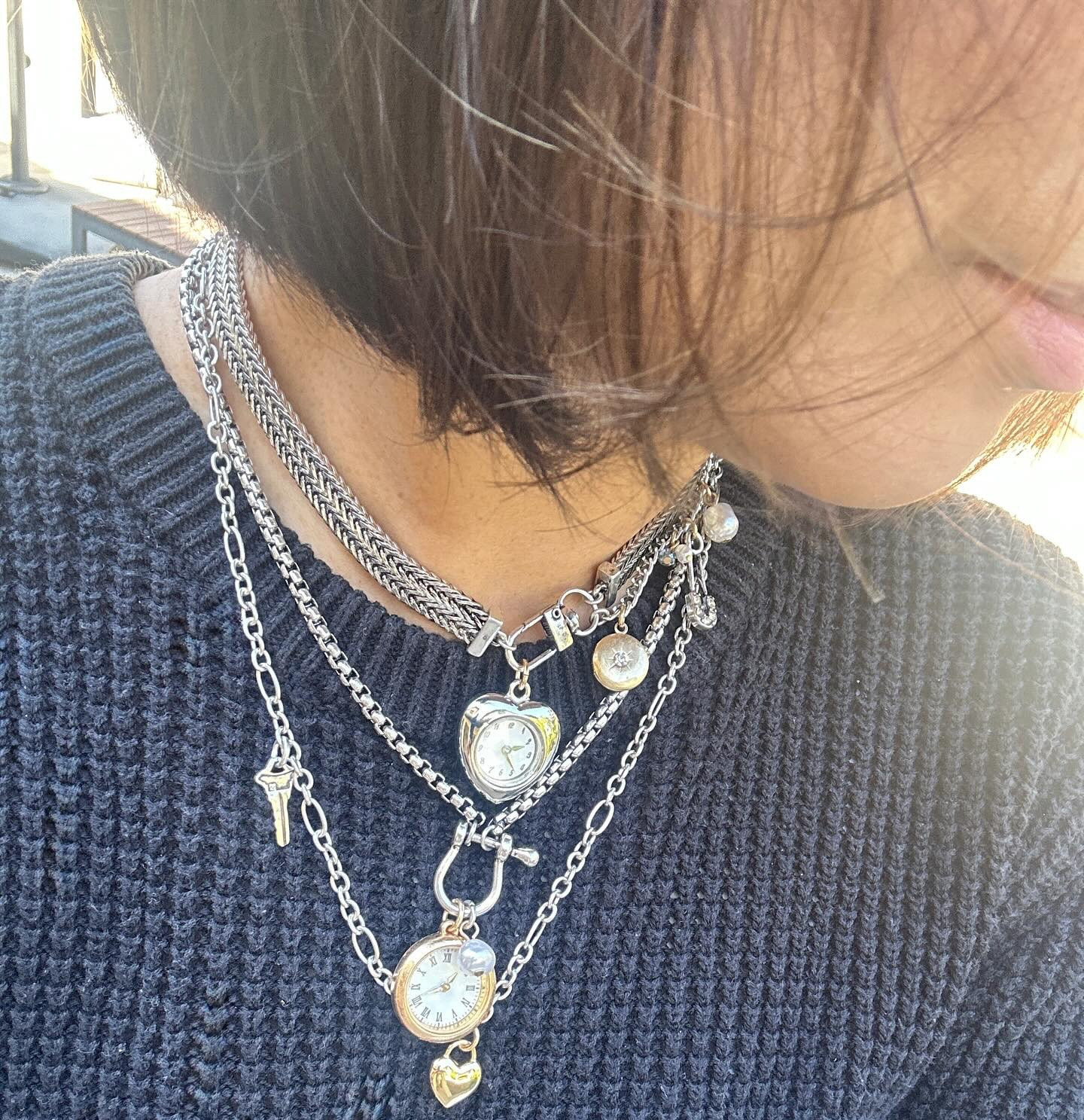 When your silvers take the spotlight🩶
My new obsession: the necklace stacks & crystal drops on a leaf

Link in bio and story
Comment SHOP for a direct link

#necklace #jewellery #jewelry #silver #accessories #allblack #allblackeverything #allblackoutfit #zara #obsessed #ootd #outfitinspo #outfitinspiration #styleinspo #falloutfit #stacks

#LTKFindsUnder50 #LTKOver40 #LTKStyleTip