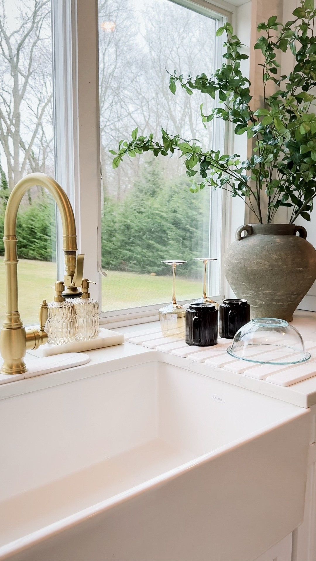 Must-have kitchen finds you’ll love for your home! ✨
• water-absorbing dish drying stone mat
• amber glass soap dispensers 
• dish towel holder
• gold sponge holder


#LTKHome #LTKSaleAlert #LTKvlog