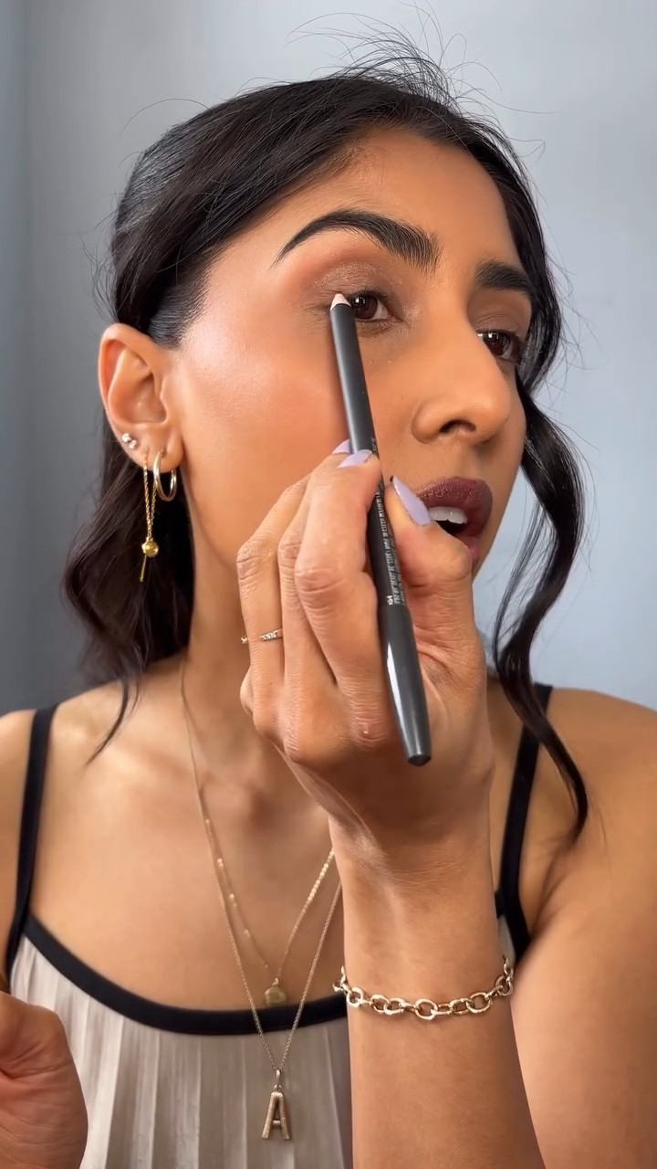 guilty for using lip liner as eyeliner 🙆🏽‍♀️ @maccosmeticscanada @maccosmetics 
.
.
.
#eyeliner #lipliner #makeuptipsandtricks #makeuphack