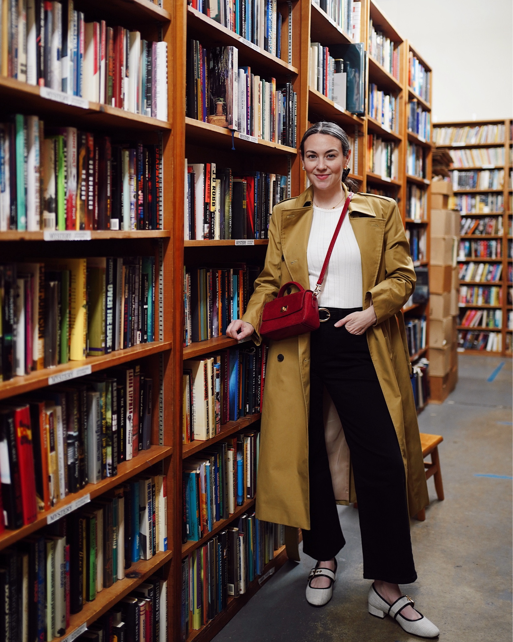 A classic look with classic books 📚🧥@jcrew updated their iconic trench with a longer, more modern length and I’m loving it! I love it paired with these black jeans and a simple white tee for a causal look and it would also look chic with heels and a cute little dress for a night out! 🖤 #injcrew #ad 