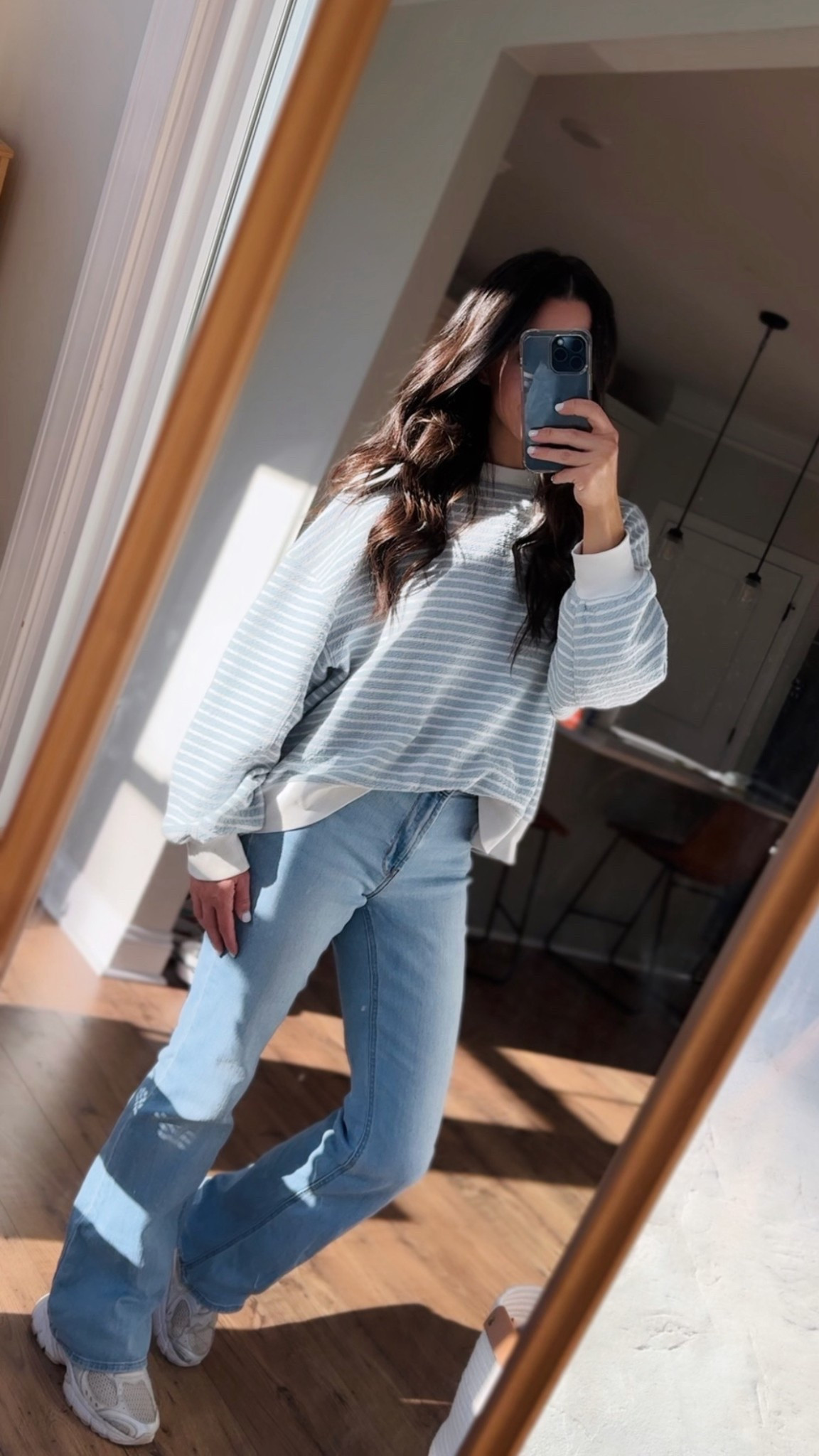 Outfit of the day: comfy jeans, comfy pullover, cute sneakers. ✌🏻