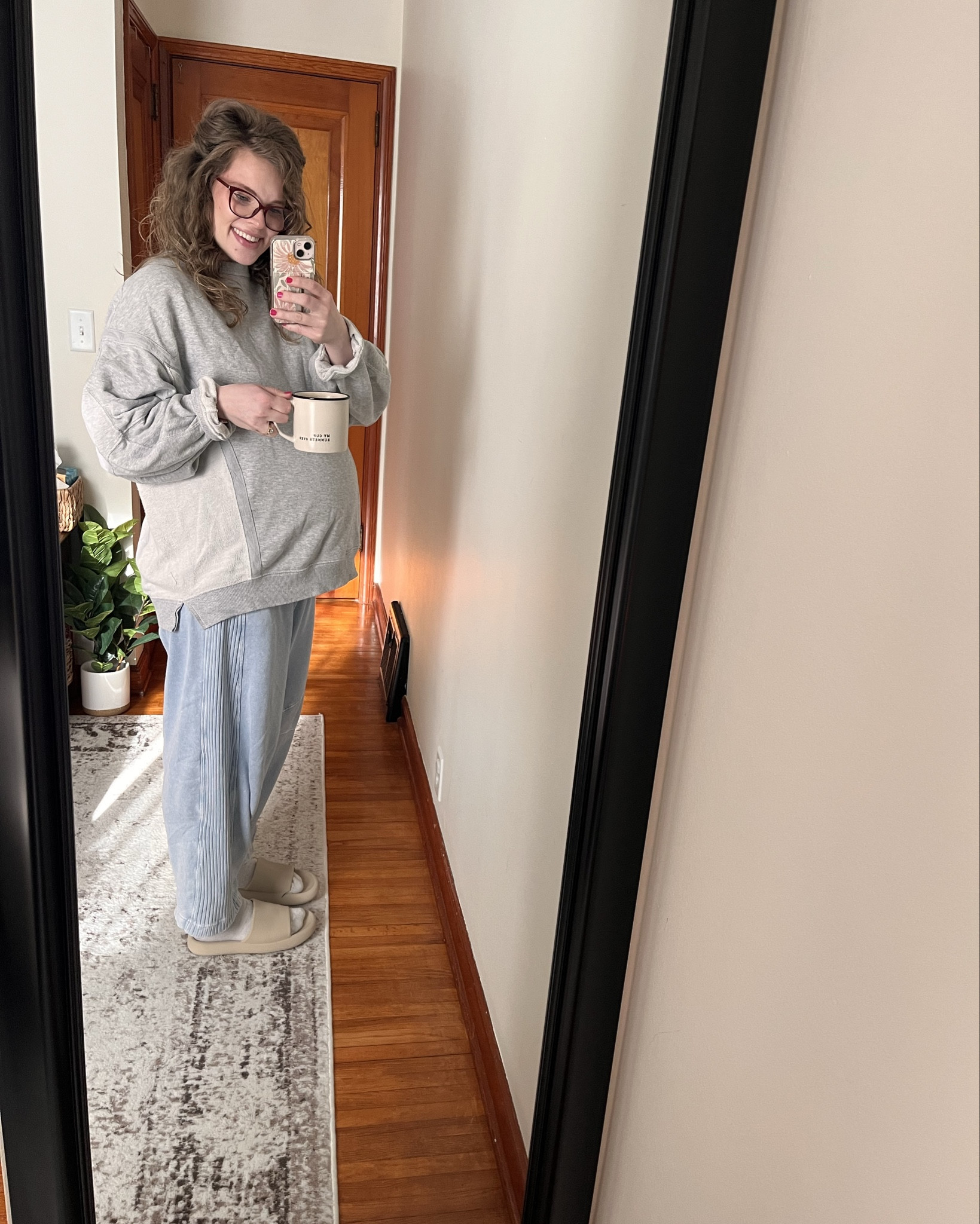 39 weeks 3 days outfit! You are probably sick of seeing these sweatpants 😂 I wore different ones the last two days! Also from aerie! Lol 

Wearing size Large in bottoms and size medium in crewneck! Also size large in underwear! 