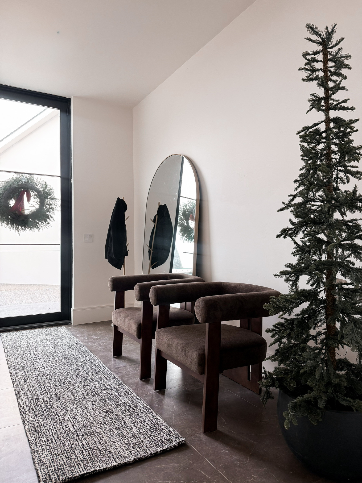 ELEVATED ENTRYWAY WITH WARM NEUTRALS! This entryway proves that simple pieces can still feel intentional and high-end. The warm brown benches paired with a streamlined mirror and neutral runner create a welcoming space that feels both functional and elevated. It’s the kind of styling that instantly makes your home feel pulled together the moment you walk in.

#Amazon #TheHillaryStyle #AmazonHome #EntrywayInspo #NeutralHomeDecor #ModernOrganicDecor #DesignerLookForLess #WarmMinimalism #HomeStyling #ElevatedInteriors 

 #LTKmomlife #LTKOver40 #LTKHome