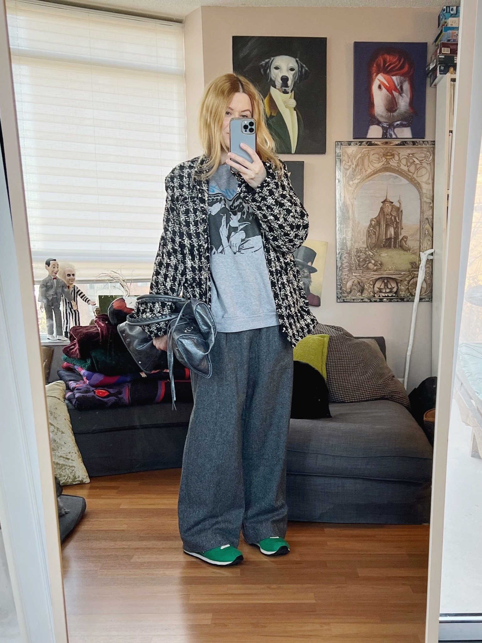 Giving the new vintage sweatshirt a spin.
Sneakers, sweatshirt, bag all secondhand/vintage.
. 
#winterlook  #torontostylist #StyleOver40 #90svintage  #balenciaga #secondhandFind #fashionstylist #slowfashion #sonicyouth #FashionOver40  #MumStyle #genX #genXStyle #shopSecondhand #genXInfluencer #genXblogger #secondhandDesigner #Over40Style #40PlusStyle #Stylish40


#LTKover40 #LTKfindsunder100 #LTKstyletip