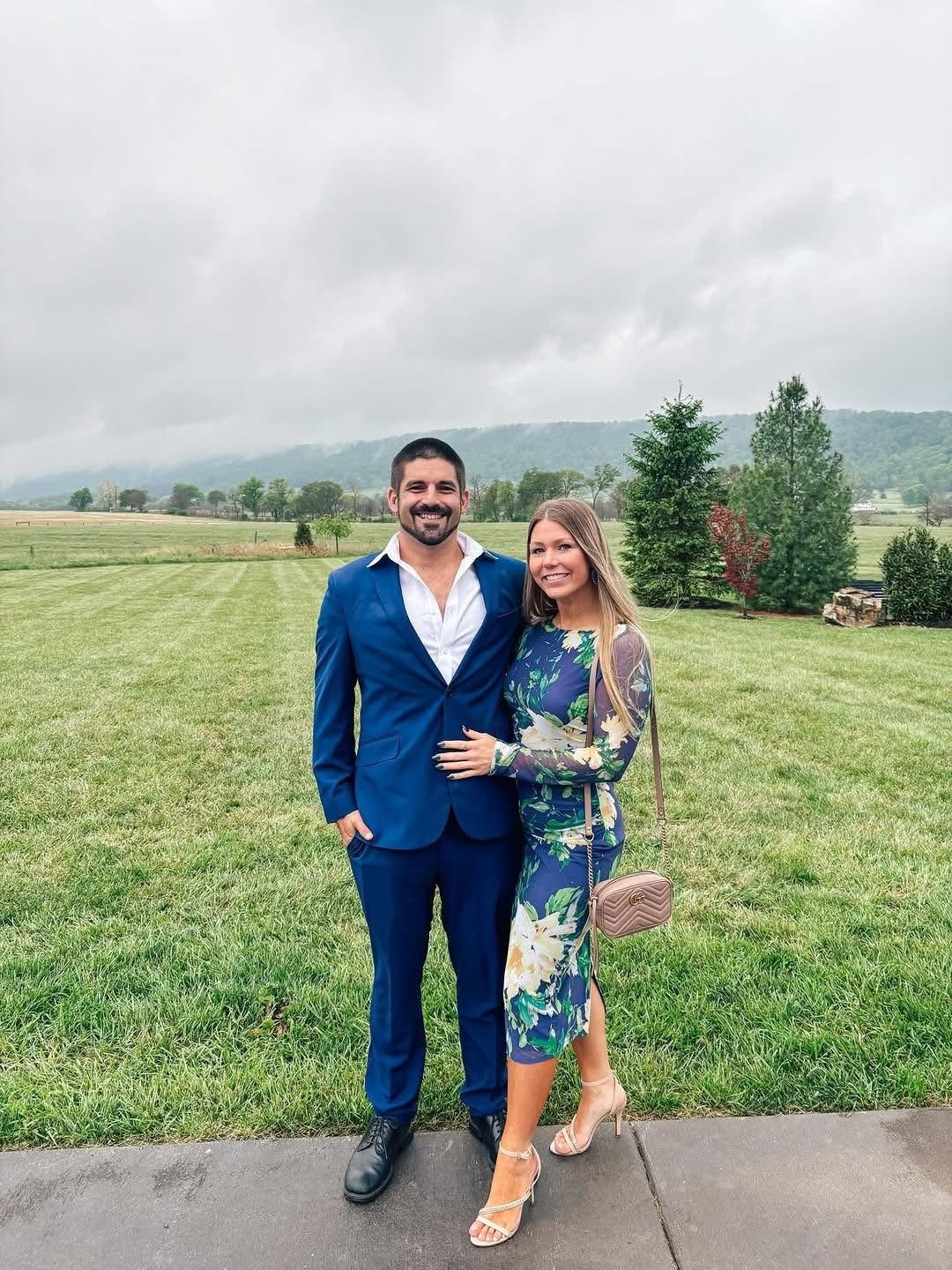 Vince Camuto dresses are always a 10/10 ✨ 
Perfect wedding guest look paired with one of my favorite bags 🤍