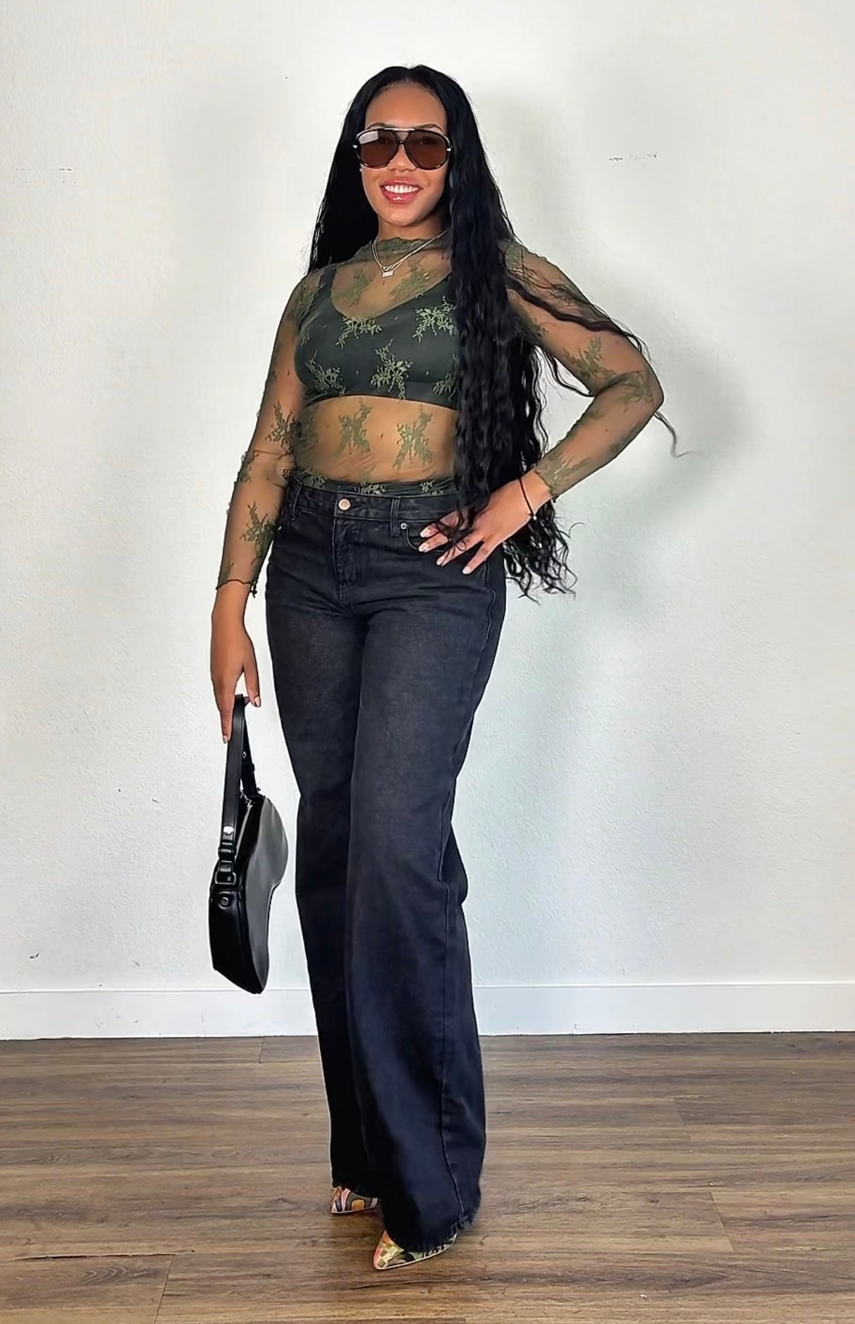 Outfit del día ✨
Jeans negros, top mesh y accesorios que elevan todo el look.
Todos los links están aquí.

#LTKootd #LTKspringtrends #LTKspring