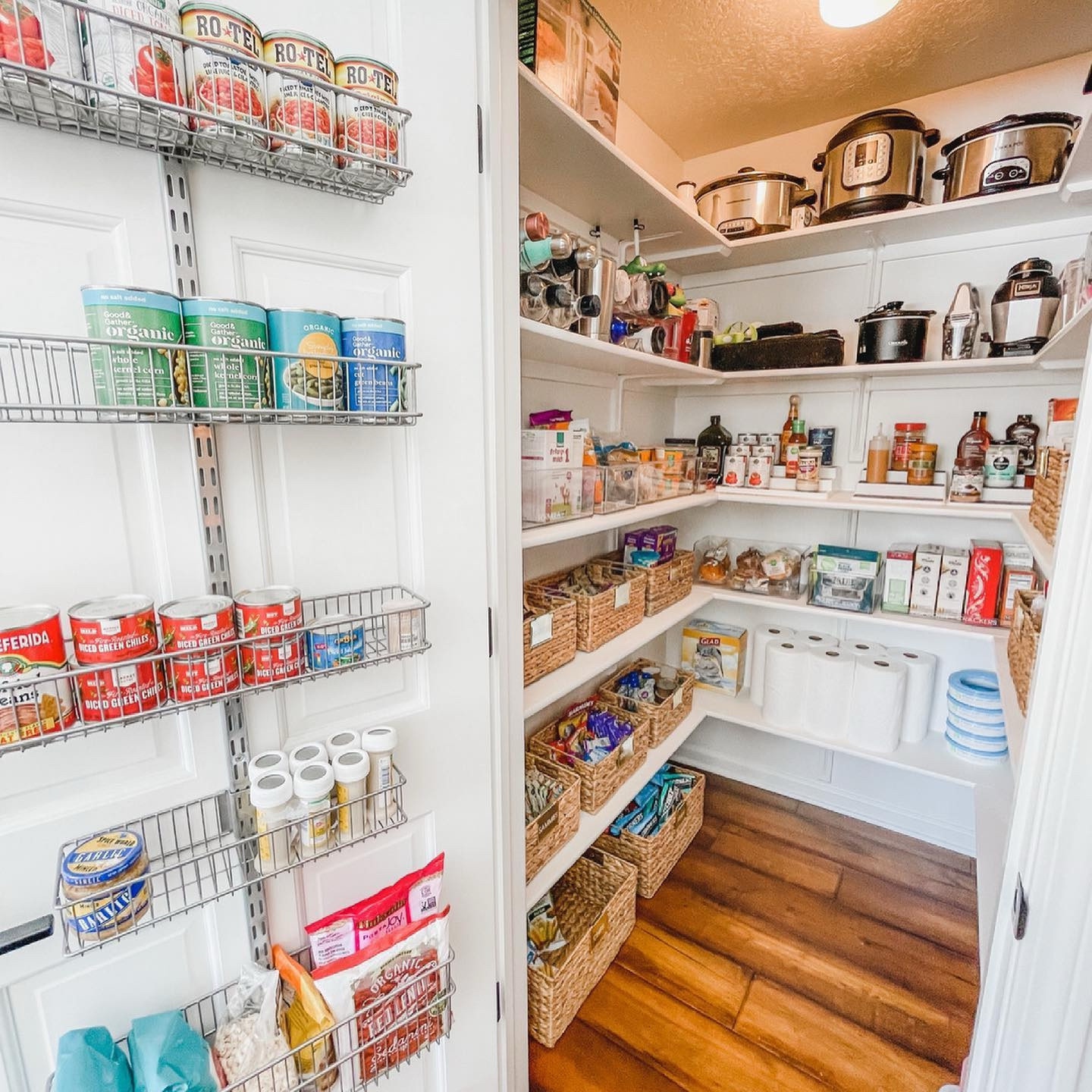We’ve said it once, heck, we’ve probably said it 1000 times, but maximizing your vertical space is key!
•
The back of a door can be ripe with possibilities - in this case utilizing @thecontainerstore's Elfa system to provide extra space for all your Taco Tuesday necessities!