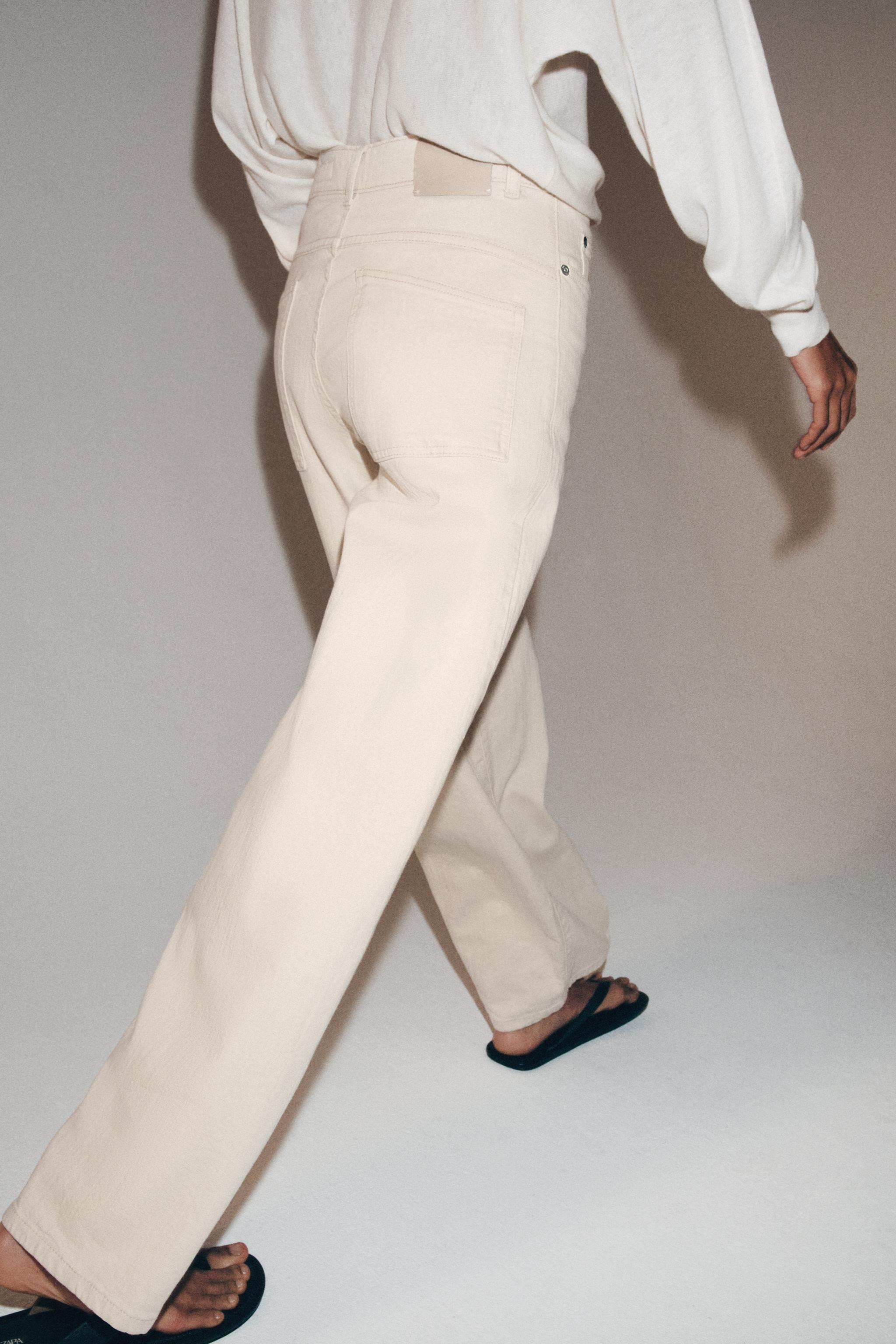 ZW COLLECTION LOOSE BARREL MID-WAIST JEANS | Zara UK