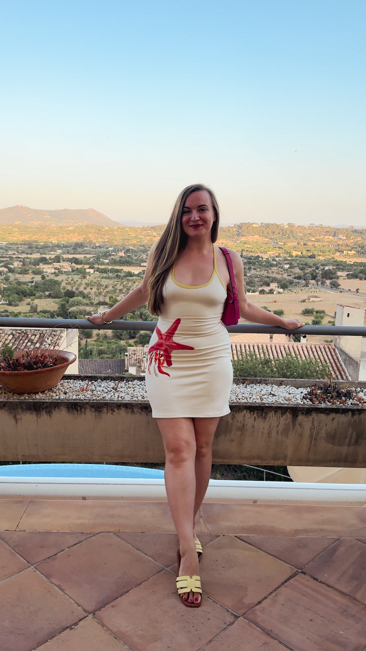 Vacation nights call for effortless pieces that do the talking 🌅✨ This starfish-print dress paired with sunny sandals and a pop of pink feels playful yet polished — the kind of look that goes straight from golden hour views to dinner.

Shop the full look here ⬇️
👗 Dress: statement yet easy
🥿 Sandals: neutral but chic
👜 Bag: color that makes the outfit

Save this to recreate your own vacation-ready combo 💫