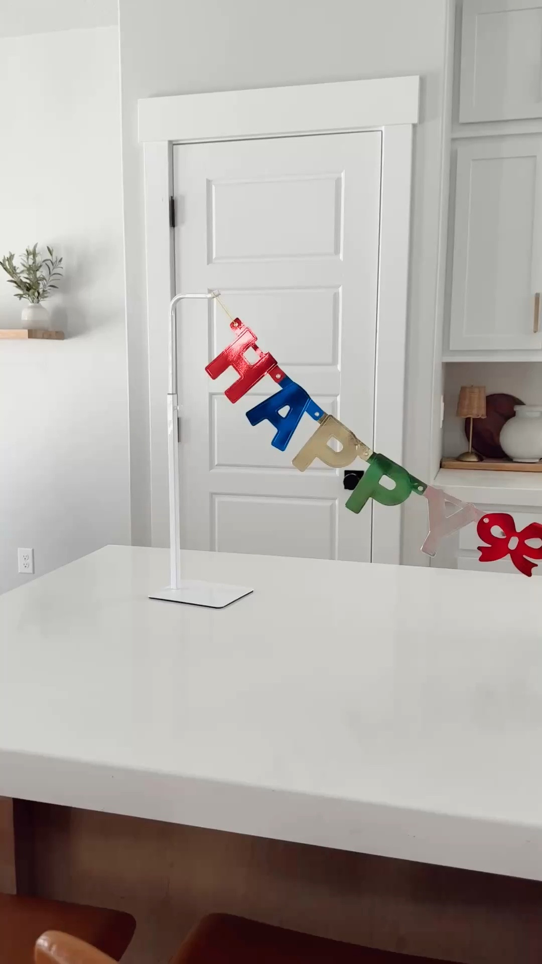 🤍 The perfect banner display are these purse holders! Place on the counter tops or shelves. Great for any sort of banner or garland. 

#LTKHome #LTKmomlife