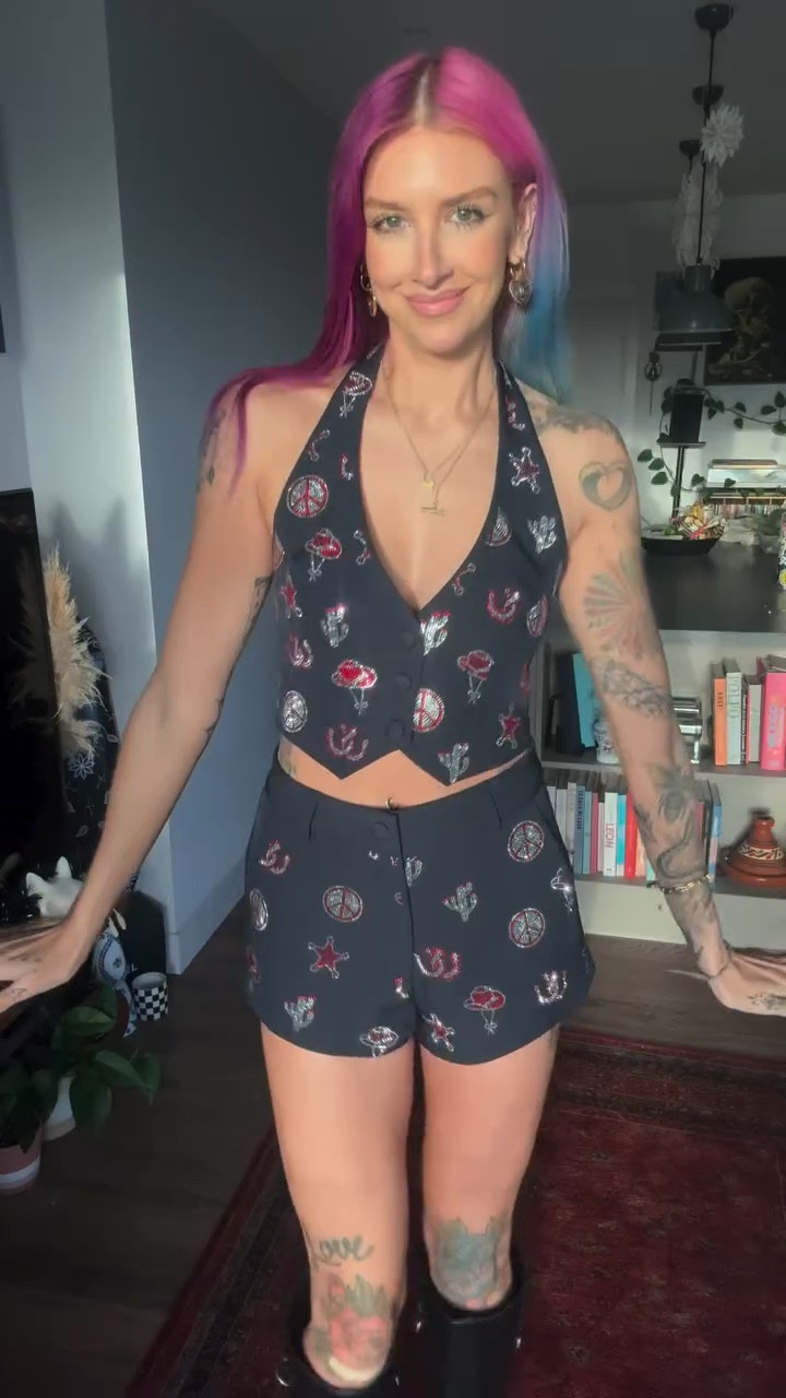 Did somebody say sparkly cowgirl ✨🤠 NYE outfit contender for sure 👌🎊
.
.
.
.
.
.
.
.
.
.
.
.
.
#ootd #nastygal #asos #outfitinspo #nyeoutfit #partyoutfit #coord #girlswithtattoos #manchesterinfluencer #laurakatelucas #cowgirl