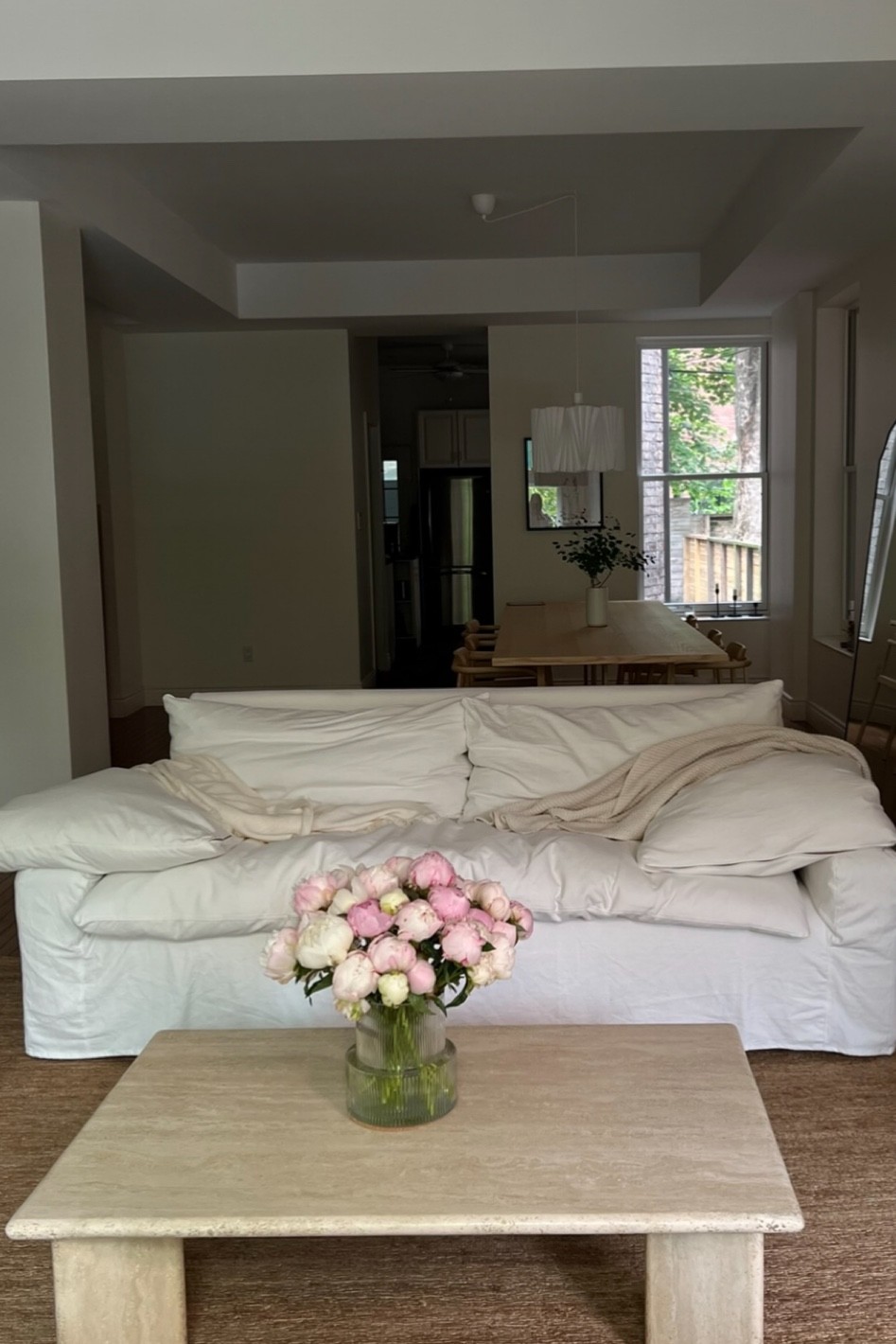 Perfect cloud like couch, it has one long seat pillow which looks so elevated and refined for a slouchy white couch 
