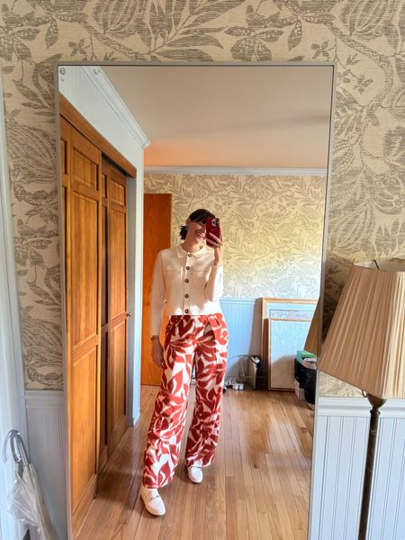 Corporate outfit
Patterned wide leg pants
Orange pants
White loafers 