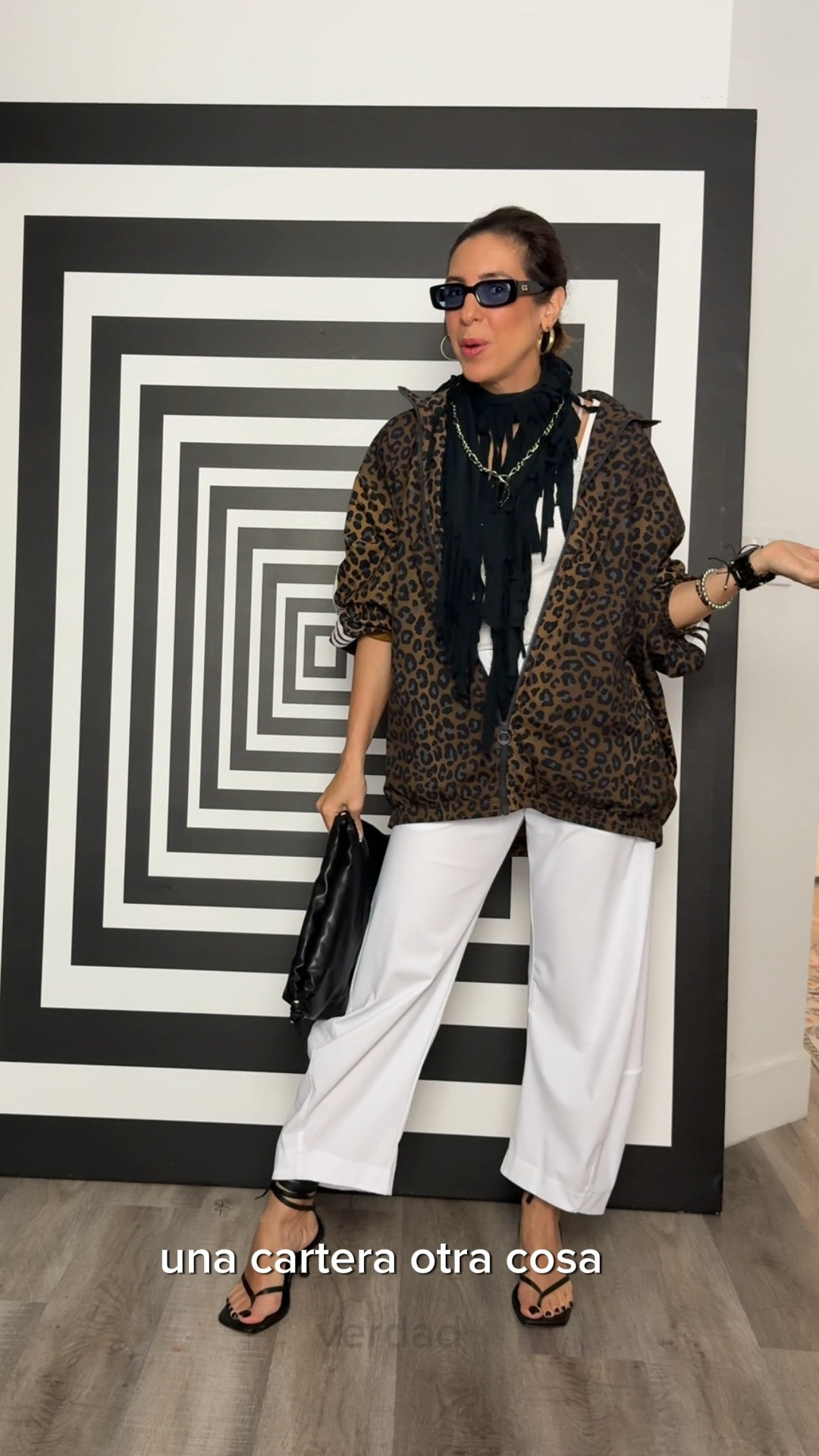 Consejos que aunque no me han pedido, igual se los voy a pasar…
Es más siempre se lo digo, no es lo que te pone sino como te lo pones un Outfit de piezas básicas con los accesorios y la actitud adecuada puede transformarse en un súper Outfit
Dime si no!!! 
Besitos 💋 