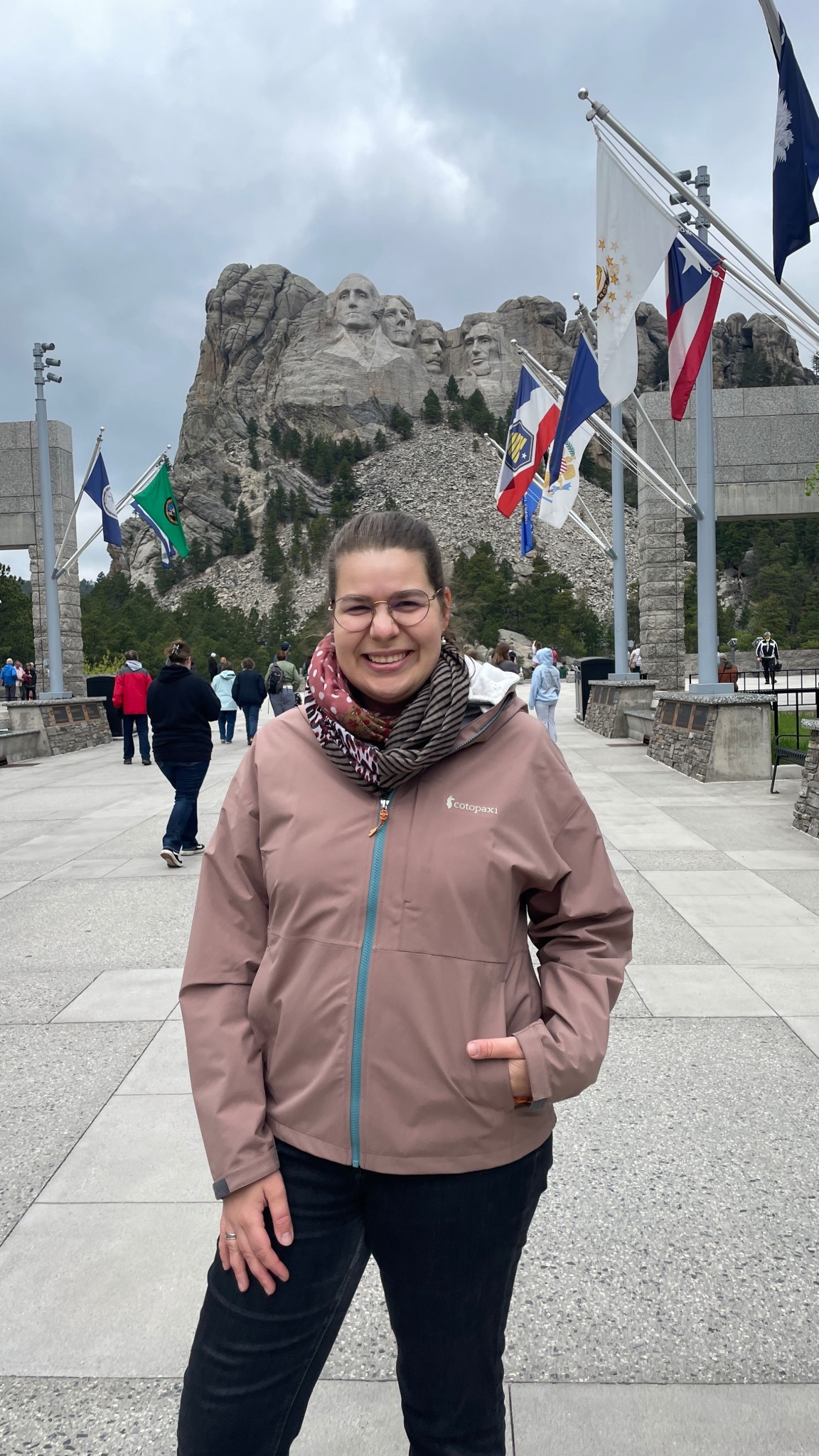 Diese Regenjacke trägt sich so gemütlich & auch ein dicker Pullover passt bei mir darunter. Dass der Reißverschluss abgesetzt ist mit einer anderen Farbe - 👌🏻 

#LTKsummer #LTKdeutschland #LTKtravel