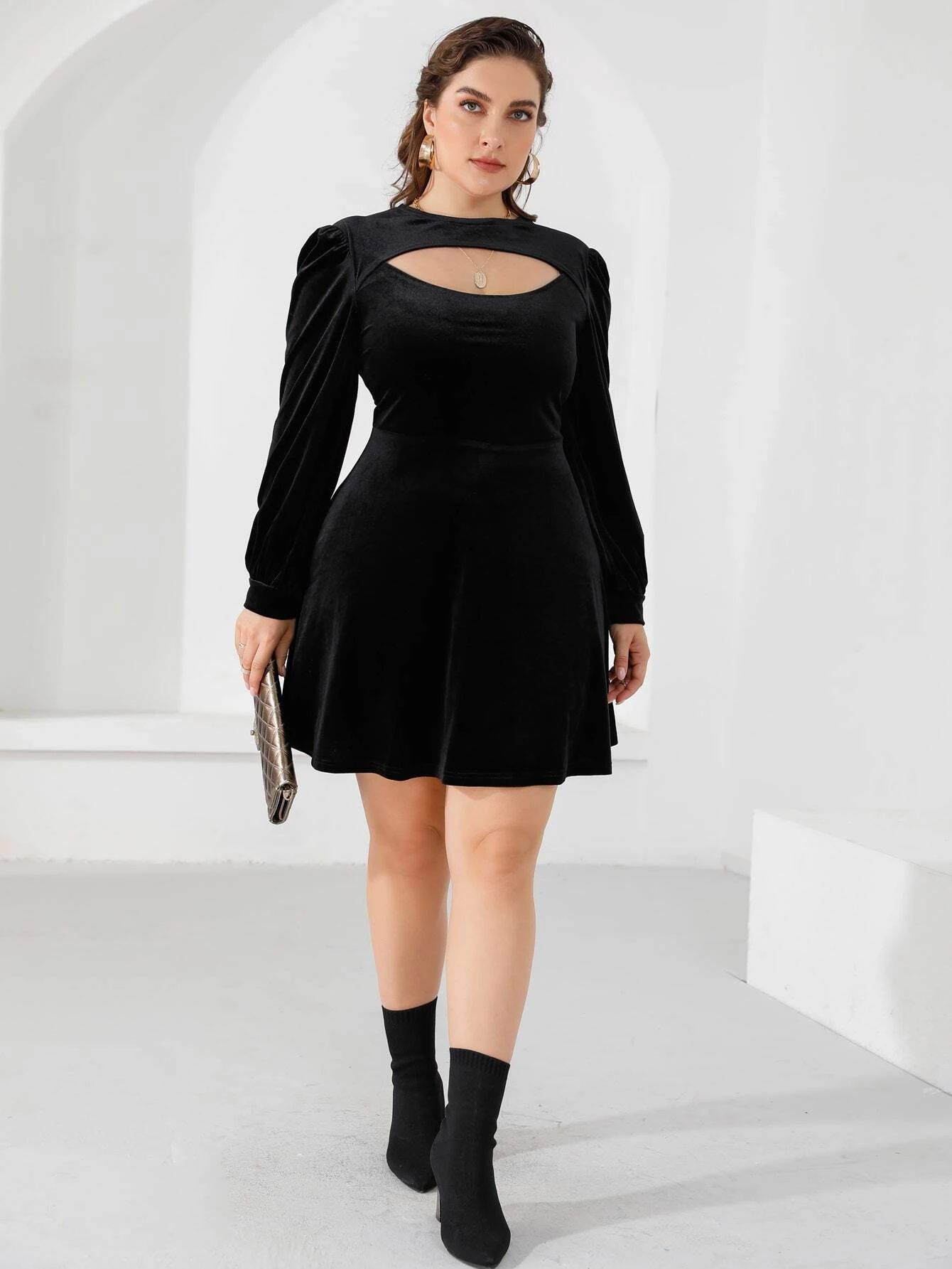 Plus Solid Cut Out Velvet Dress | SHEIN