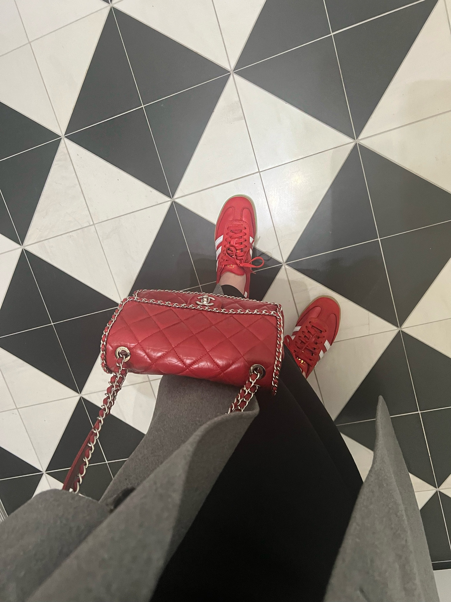 When in doubt add pops of red ♥️ 

#adidassamba #chanelmediumflap #maternityfashion #maternityoutfits