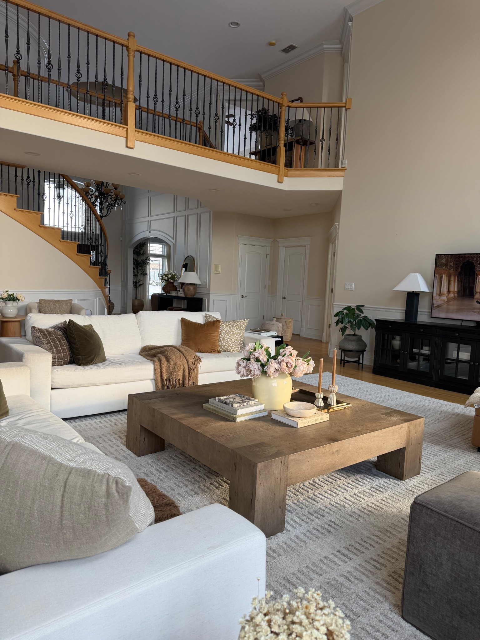 A good neutral rug grounds the entire space and lets everything else shine ✨ This one adds subtle texture without overpowering the room—one of my go-to staples from Wayfair. Linked on LTK.
@wayfair #ad #wayfair #wayfairpartner
 

#LTKSeasonal #LTKHome