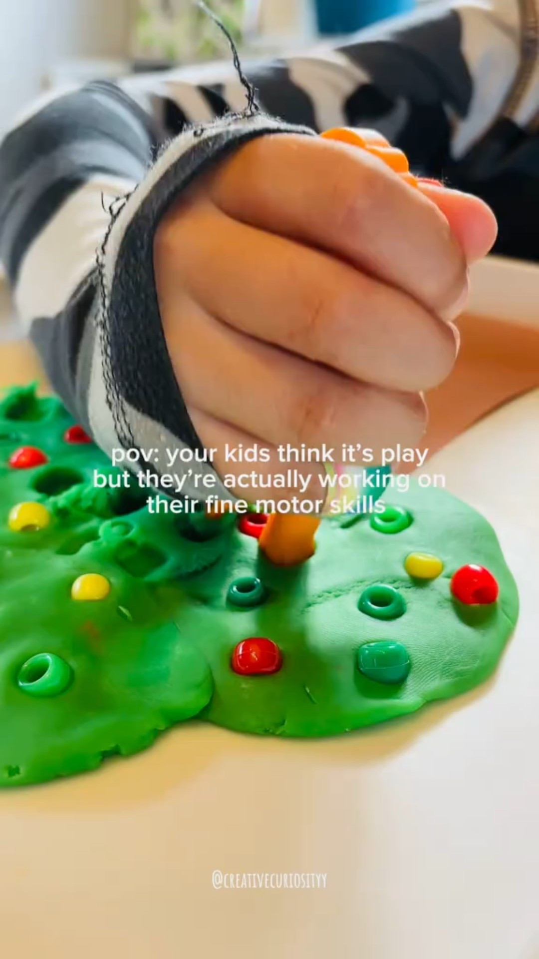 Fine motor + color sorting in one simple play! 🙌🏼

We made a @playdoh apple tree, picked the ‘apples’ (beads), then sorted them onto construction paper apples. 🍎 

Low prep, big learning 👏🏼 



 #toddleractivities #finemotorplay #simpleplayideas
