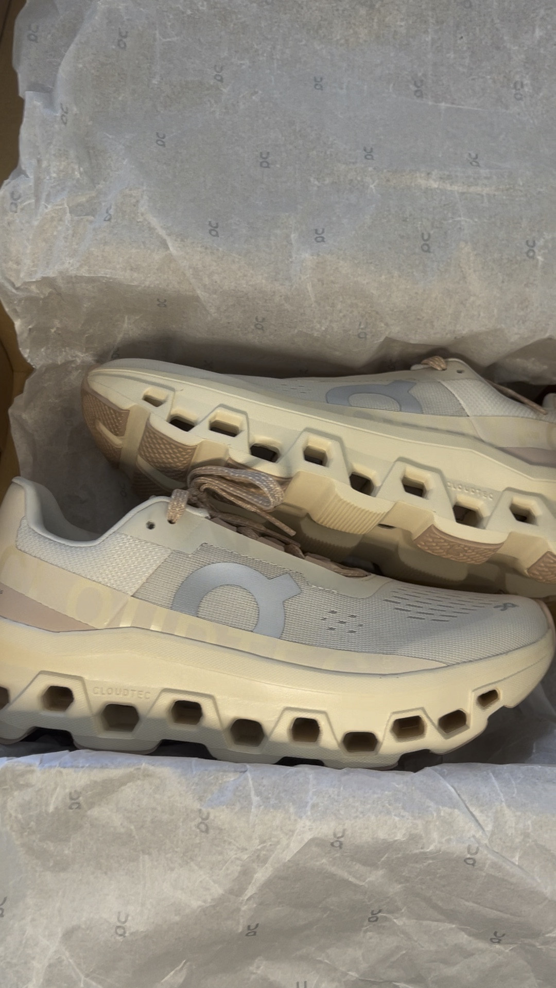 New Cloudmonster’s from On! Color is moon/fawn. I’m obsessed 💕🌚🦌 
•
•
•
#cloudmonsters #on #shoes #workoutshoes #tennisshoes #pink
•
•
•
Taylor swift
Claudia Oshry
Laura beverlin
Sofia Richie


#LTKshoecrush