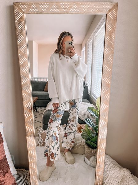Teacher outfit inspo🍎 wearing a xs sweater and size 25 floral jeans 

#LTKstyletip