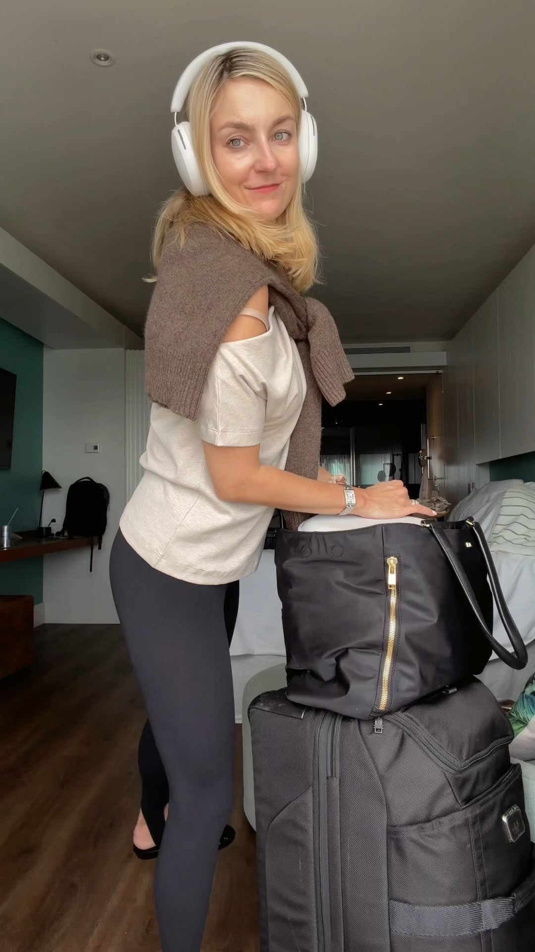 This airport outfit formula worked way better than I expected — especially flying from hot weather into freezing temps.
First time wearing leggings on the plane and I loved it.

Travel outfit • airplane outfit • stirrup leggings • vacation outfit • cashmere sweater • travel look • 

#LTKgrwm #LTKdayinmylife #LTKNYFW