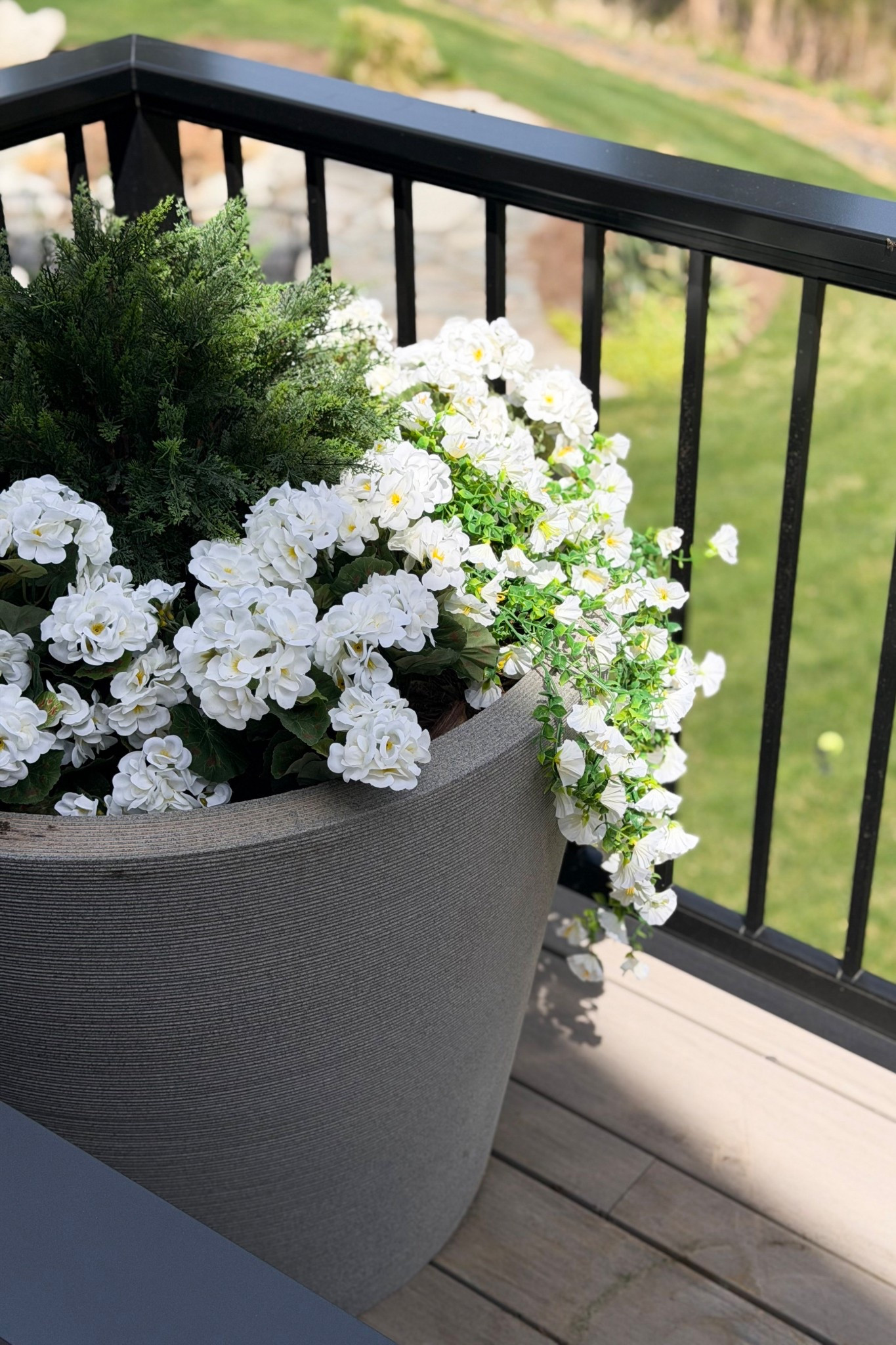 I am all about a low maintenance find and these faux florals are gorgeous!

Spring, spring home, spring home decor, spring florals, spring patio, outdoor refresh, amazon home

#LTKSeasonal #LTKMothersDay #LTKHome
