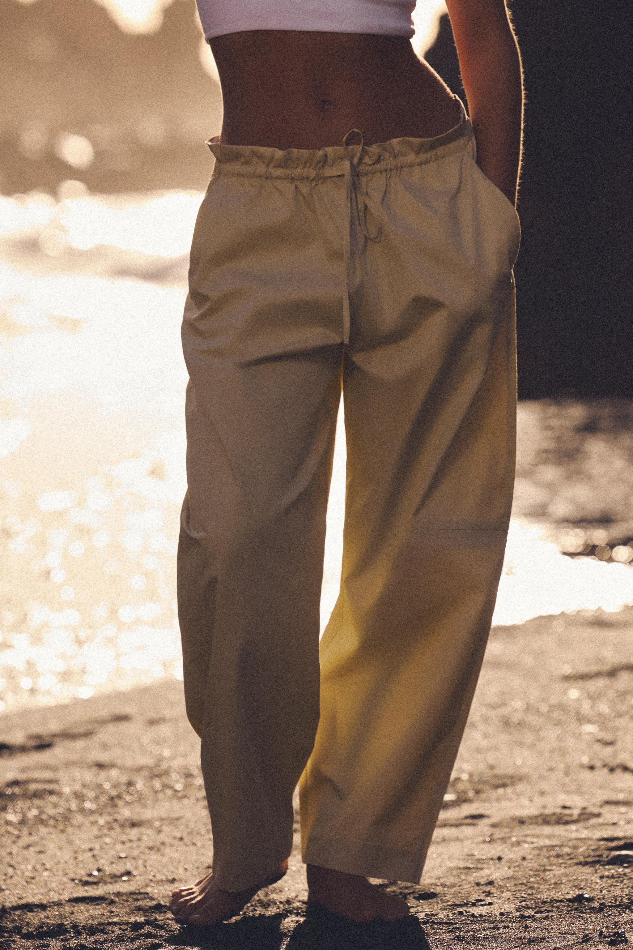 Barrel-leg pants. Mid-rise with adjustable elastic drawstring waist and poplin lining. Side pocke... | Zara US