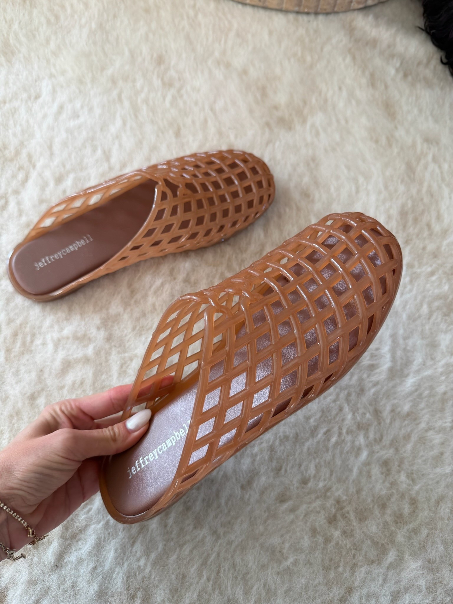 Jelly shoes, spring shoe, summer shoe, jelly slides, neutral shoe, annabrstyle 

#LTKSeasonal #LTKSpringSale