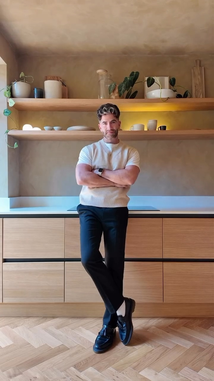 One vest, two ways. ✌🏻

It’s knitwear layering season but who says it has to have sleeves!? 

Which is your favourite look? Let me know in the comments. 

#menswear #style #mensfashion #ootd #mensootd #grwm