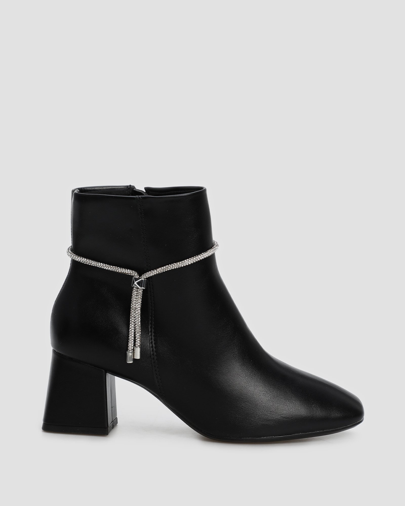 Bota feminina cano curto com fita de strass 💕🖤



#LTKbeauty #LTKshoes #LTKbrasil