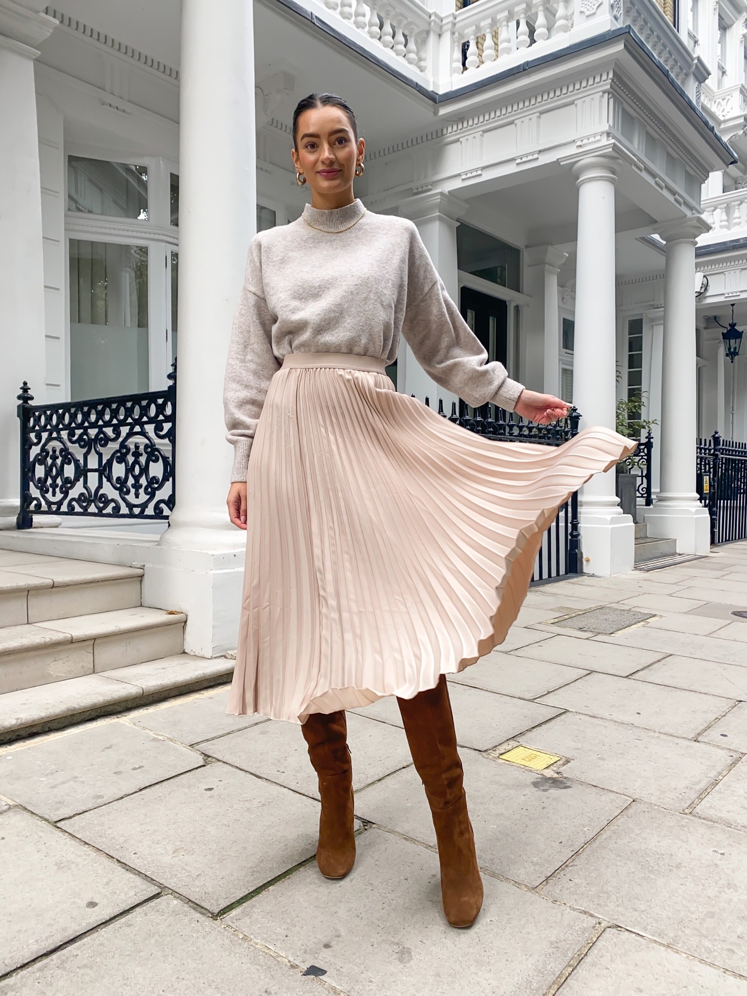 Neutral autumn outfit 🍂

Mock neck sweater, pleated midi skirt, brown suede knee high boots

#LTKSeasonal