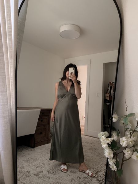 Stunning slip dress that is petite friendly, bump friendly and great if you have a fuller chest size! Love this piece. Also comes in more colors at a really fair price 😍 

#sponsored #macyspartner 