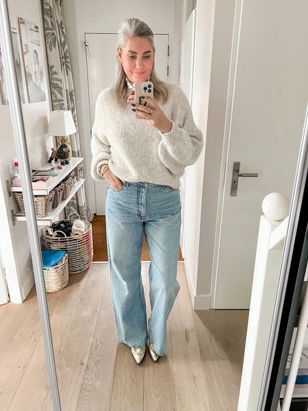 Outfits of the week 

A greige knitted, balloon sleeve sweater (os) paired with straight , wide legged jeans (44) and beige and gold western boots (DWRS)

Exact sweater https://www.linkmaker.io/LMxkUYqL5
Exact jeans https://www.linkmaker.io/QO4jCNbJ7



#LTKcurves #LTKeurope #LTKstyletip