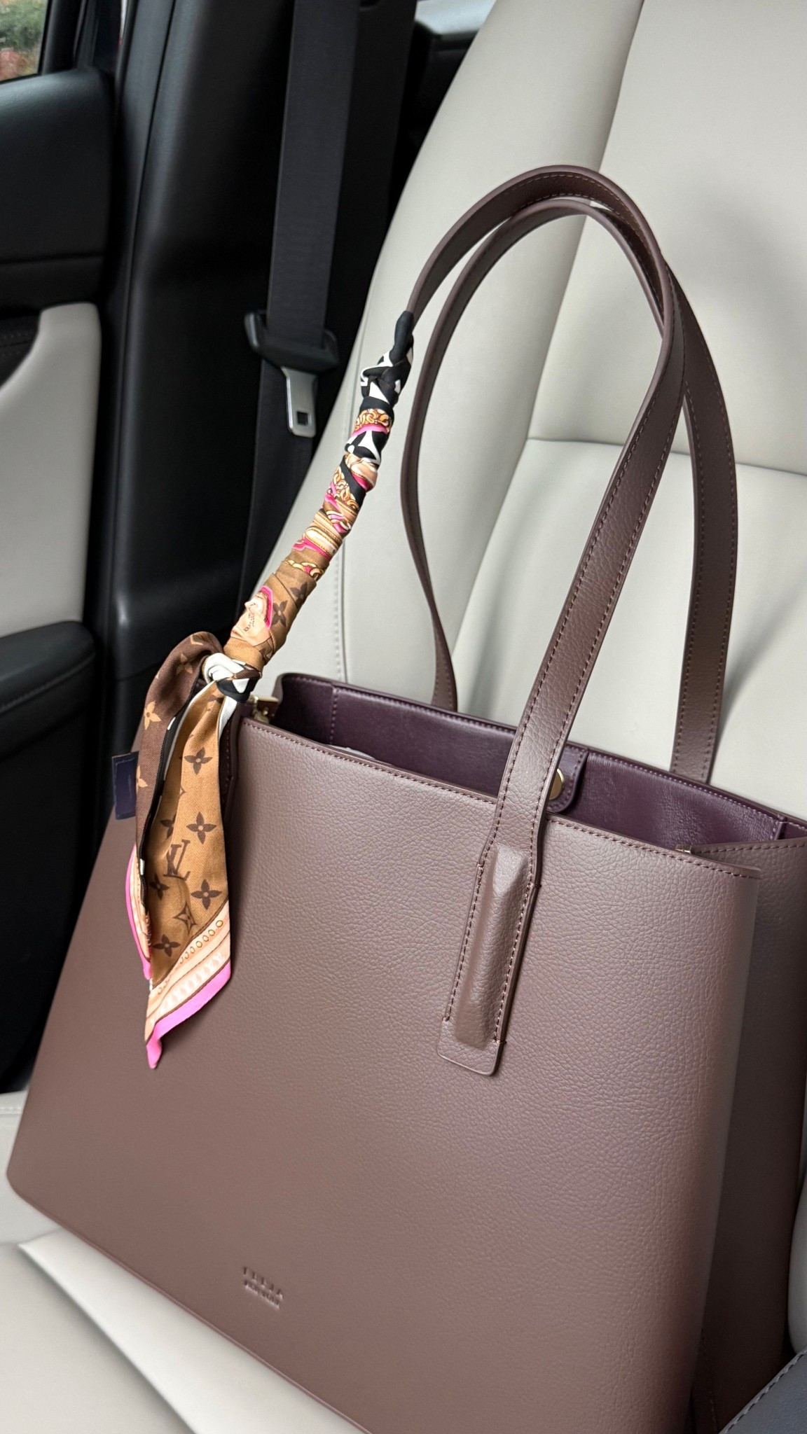 The perfect everyday catchall bag or corporate babe tote 