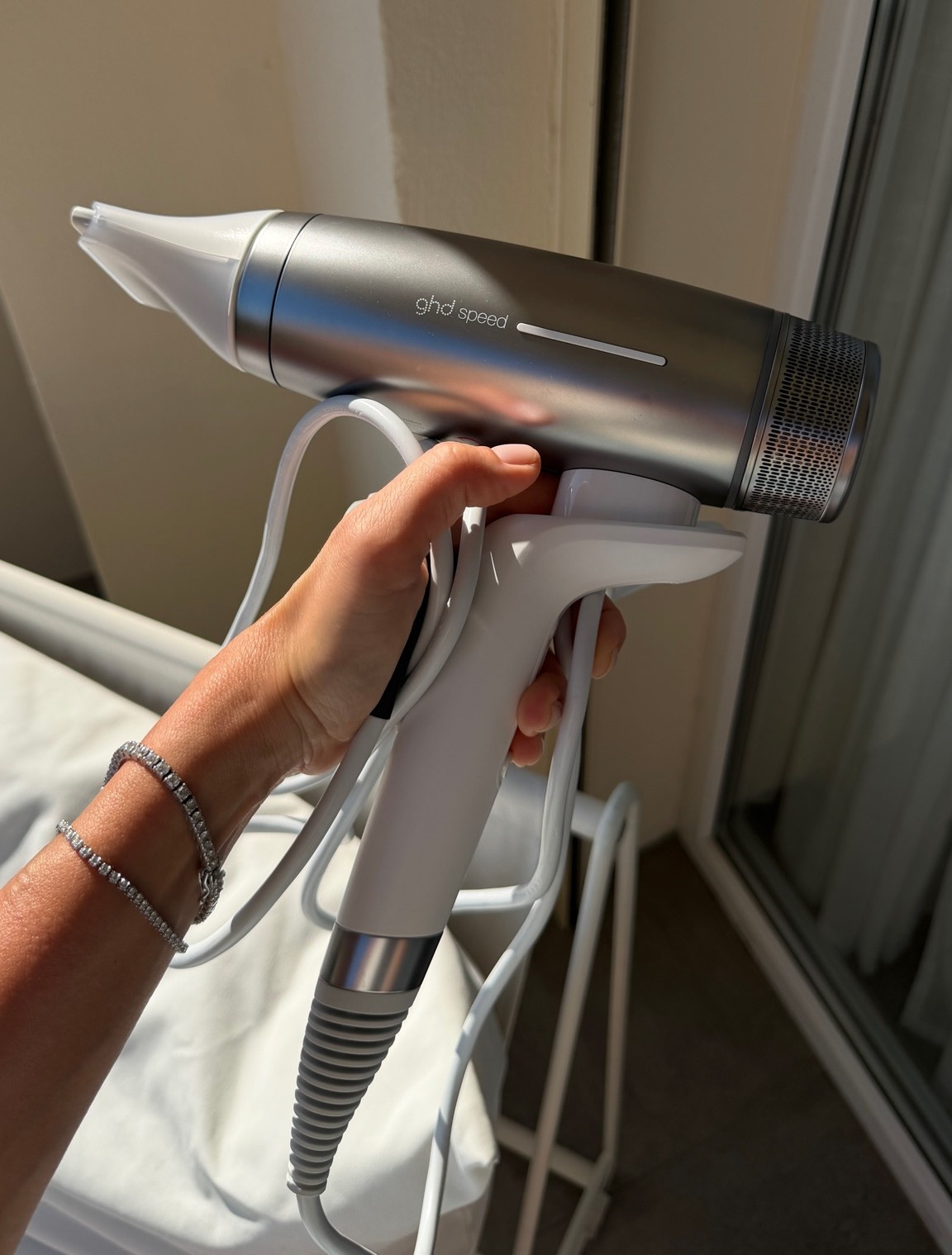 Just got this blowdryer and Im loving it so much! It’s not too lightweight but it’s super powerful and gives a smooth blowout.