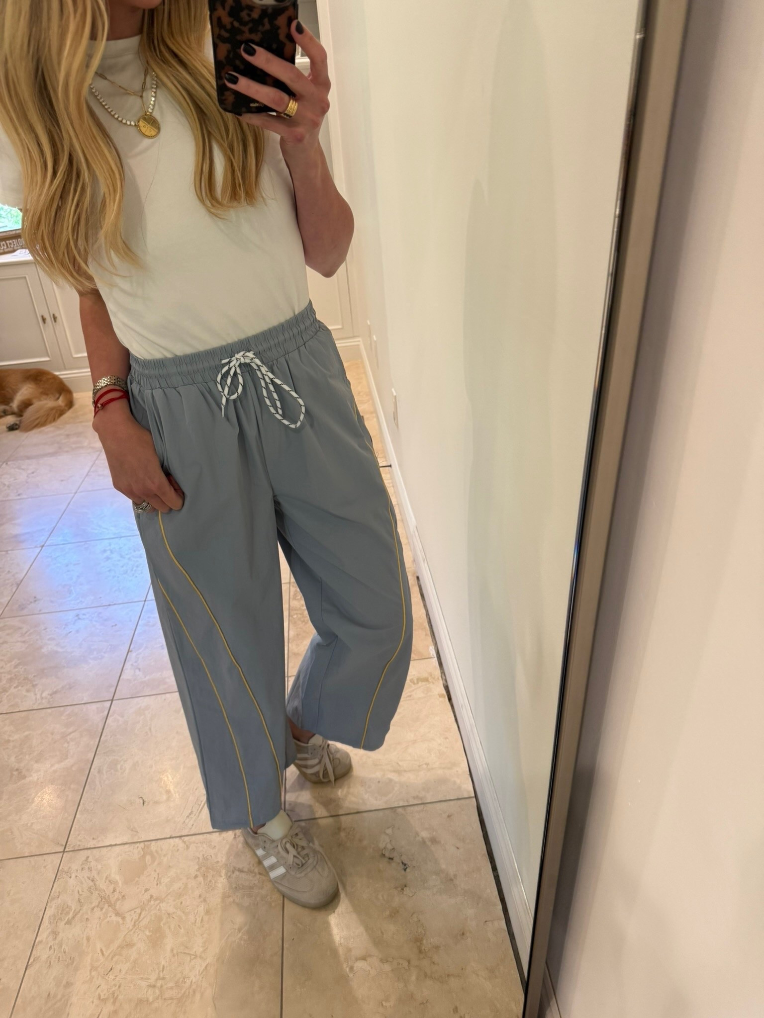 Perfect on the go outfit for errands, school drop off or even just hanging around the house! 

Em sizes:
Height: 5’6”
Weight: 115lbs
Top: small
Pants: 2, small, 25
Shoe: 8.5 or 39


Amazon, Amazon fashion, mom fashion, comfortable